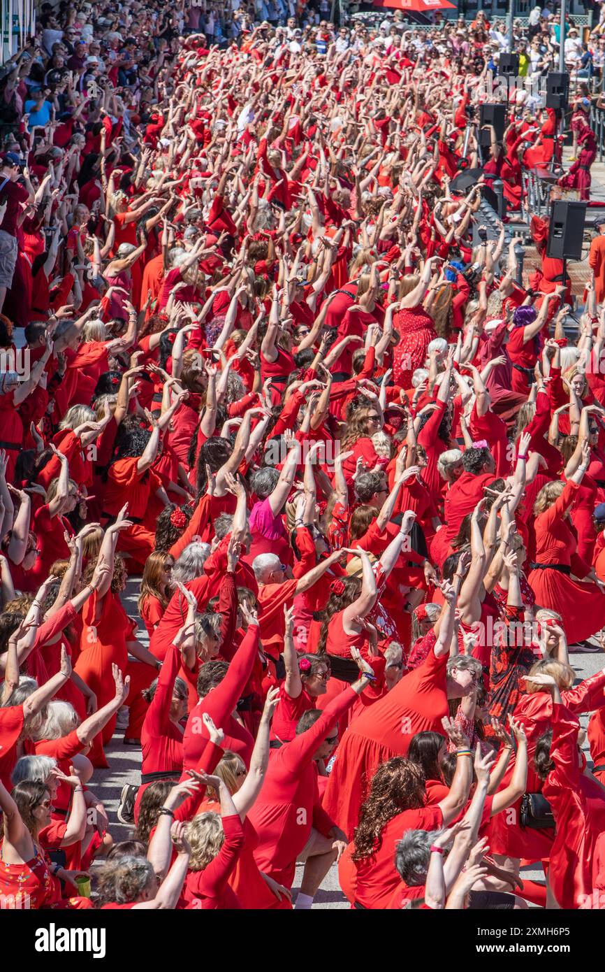 Tänzer in roten Kleidern auf Folkestones Harbour Arm zum Kate Bush Day Stockfoto