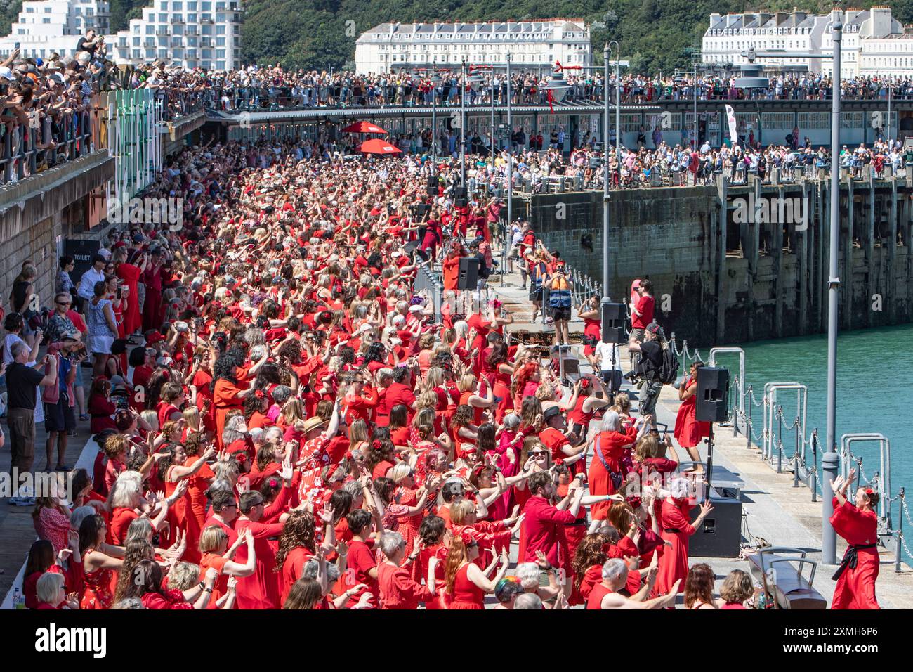 Tänzer in roten Kleidern auf Folkestones Harbour Arm zum Kate Bush Day Stockfoto