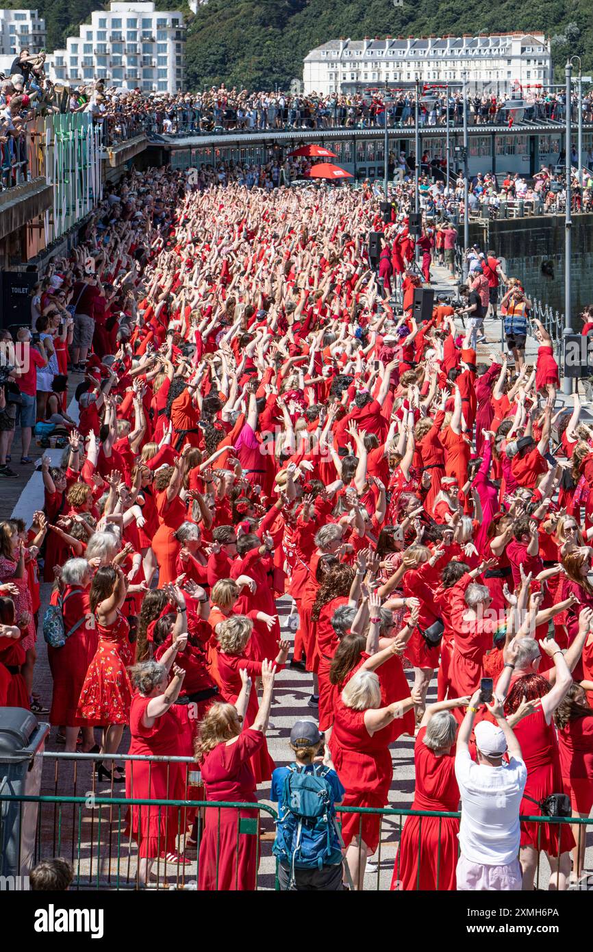 Tänzer in roten Kleidern auf Folkestones Harbour Arm zum Kate Bush Day Stockfoto