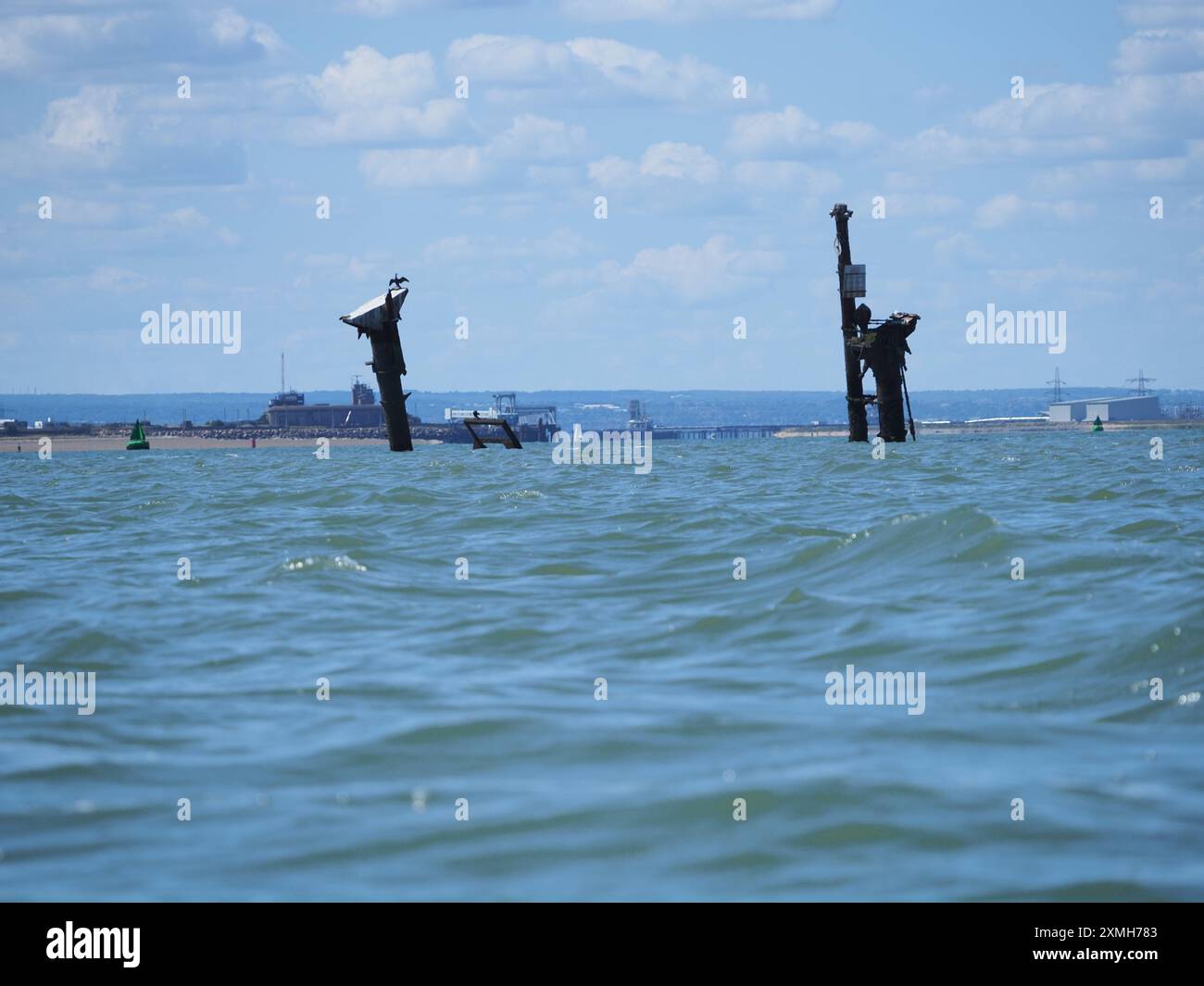 Sheerness, Kent, Großbritannien. Juli 2024. Nahaufnahmen des Schiffswracks der SS Richard Montgomery 1,5 Meilen nördlich von Sheerness, Kent (von einem Segelboot aufgenommen), von dem Experten glauben, dass es sich schneller verschlechtern könnte als erwartet, basierend auf dem neuesten veröffentlichten Bericht der Agentur Maritime and Coastguard. Das Schiff sank 1944 mit 1400 Tonnen Sprengstoff an Bord. Quelle: James Bell/Alamy Live News Stockfoto