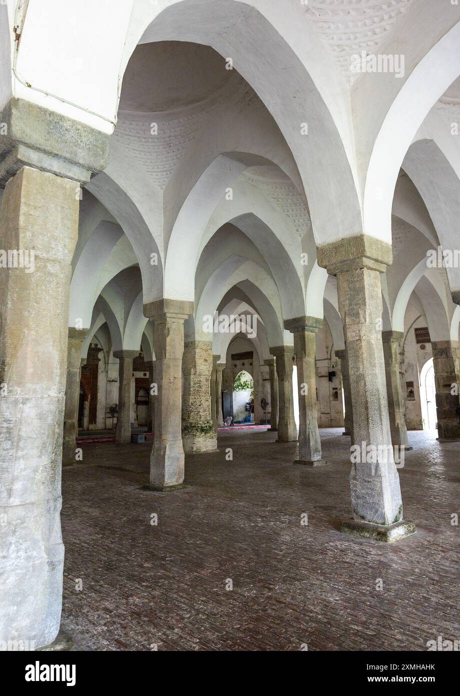 Das Innere der Sixty Dome Moschee oder Gunbad Masjid, Khulna Division, Bagerhat, Bangladesch Stockfoto