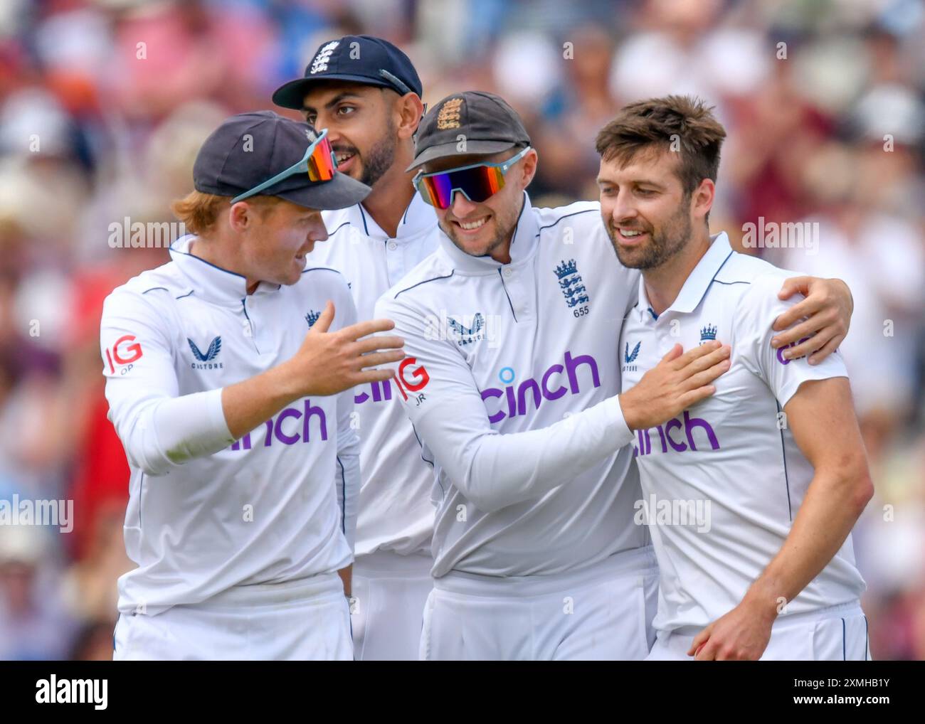 Birmingham, Vereinigtes Königreich, 28. Juli 2024. England gegen West Indies’ Test Match 3 . Im Bild: Mark Wood feiert mit Joe Root, Ollie Pope und Shoaib Bashir während des dritten Tages des International Cricket Test Matches auf dem Edgbaston Cricket Ground das Bowlingspiel auf den Westindischen Inseln. Quelle: Mark Dunn/Alamy Live News“ Stockfoto