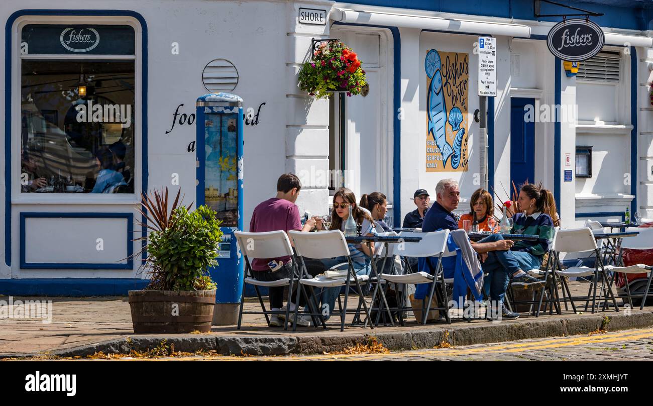 Leith, Edinburgh, Schottland, Vereinigtes Königreich, 28. Juli 2024. Wetter in Großbritannien: Da der Sommer endlich ankommt, genießen die Leute die Bars und Ausblicke in den trendigsten Wohnort der Stadt. Im Bild: cafe-Tische in Fisher's Seafood Restaurant. Quelle: Sally Anderson/Alamy Live News Stockfoto
