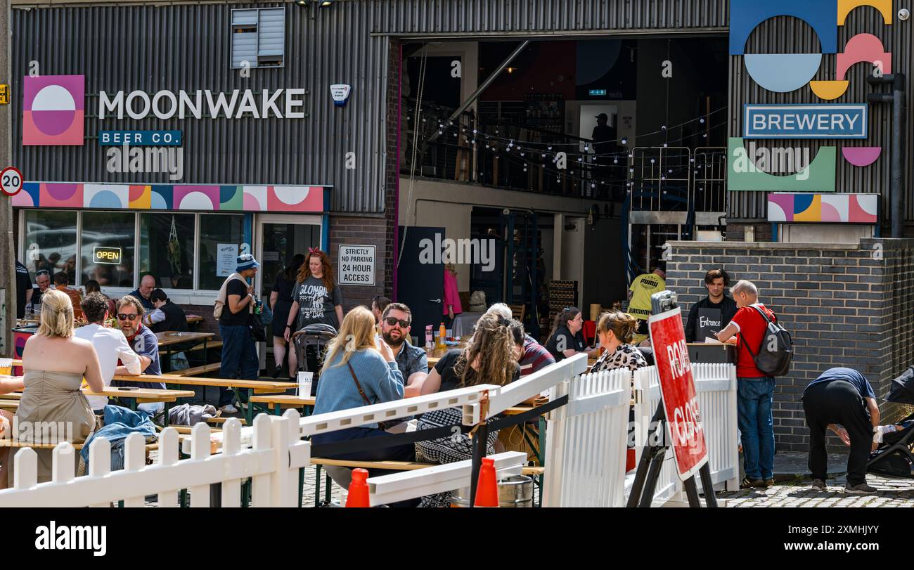 Leith, Edinburgh, Schottland, Vereinigtes Königreich, 28. Juli 2024. Wetter in Großbritannien: Da der Sommer endlich ankommt, sind die Leute draußen und genießen die Bars in der angesagtesten Stadt. Im Bild: Die Moonwake Brewery hat für das Lunarpalooza Festival am Wochenende ein Freiluft-Taproom eröffnet. Quelle: Sally Anderson/Alamy Live News Stockfoto