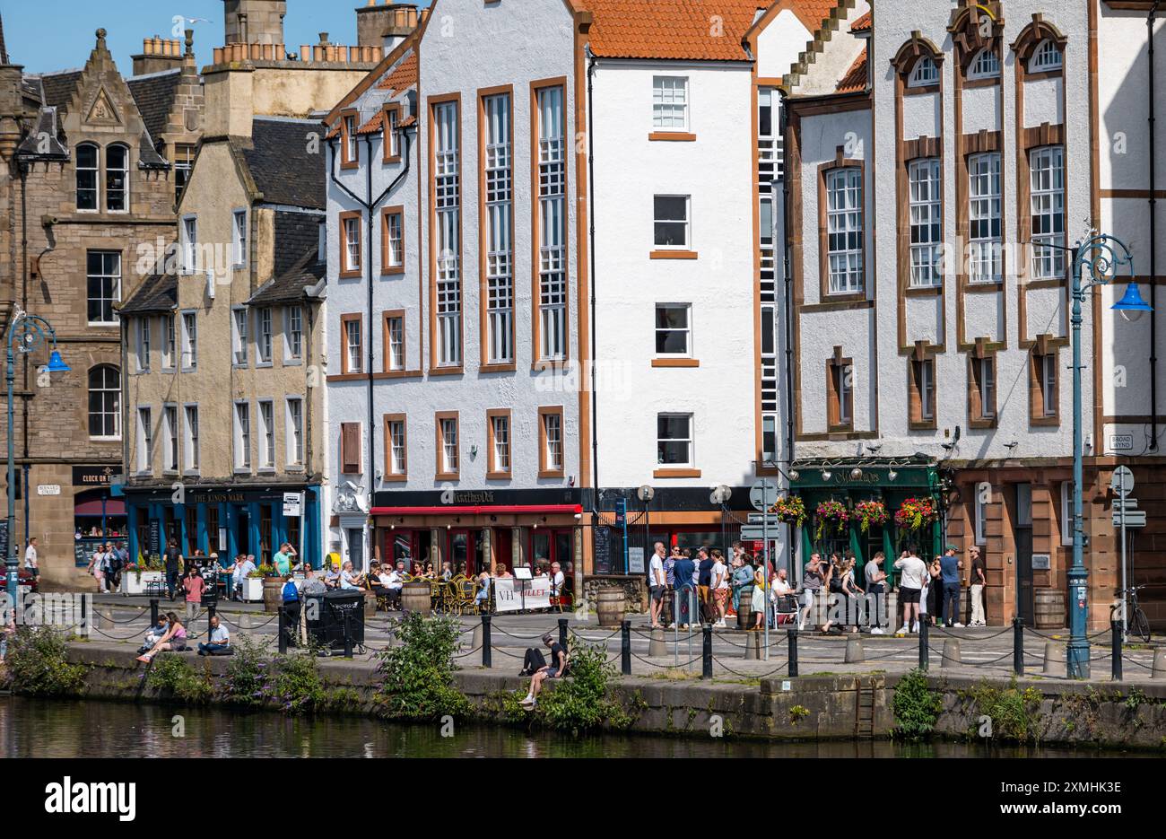 Leith, Edinburgh, Schottland, Vereinigtes Königreich, 28. Juli 2024. Wetter in Großbritannien: Da der Sommer endlich ankommt, genießen die Leute die Bars und Ausblicke in den trendigsten Wohnort der Stadt. Im Bild: Die Menschen genießen die Pubs und Cafés am Ufer. Quelle: Sally Anderson/Alamy Live News Stockfoto