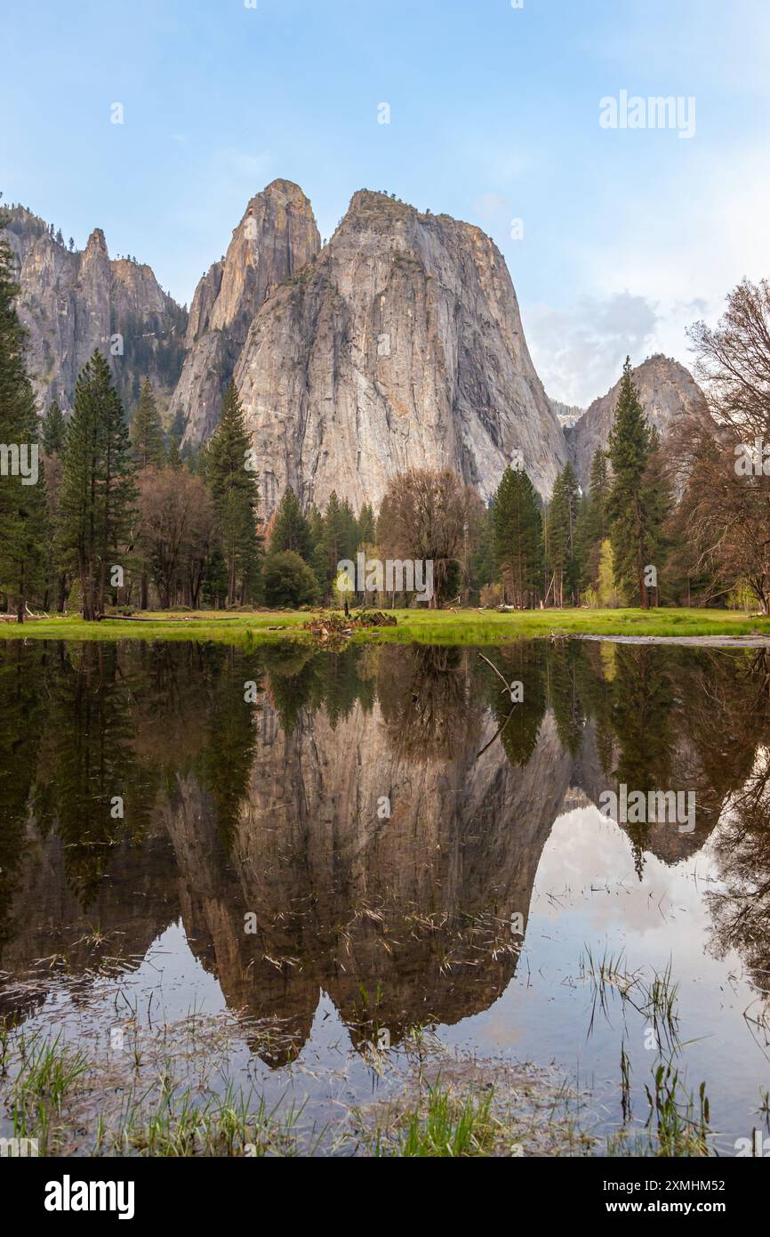 Middle Cathedral Rock, der sich im Merced River im Yosemite National Park spiegelt. Kalifornien. Wasserfälle und Berge des Yosemite Valley, Kalifornien, USA. Mirror Lake voll nach Schneeschmelze im Frühjahr. Stockfoto