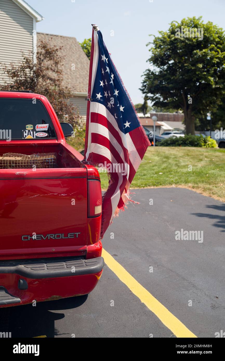 Roter Pickup-Truck mit amerikanischer Flagge Stockfoto