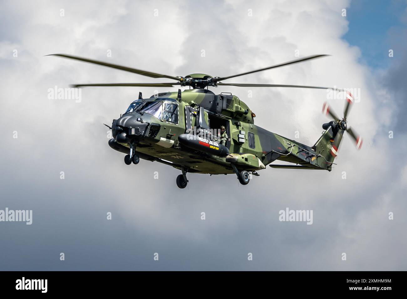 Deutsche Armee - NHIndustries NH90 TTH, Ankunft bei der RAF Fairford, um bei der Royal International Air Tattoo 2024 aufzutreten. Stockfoto