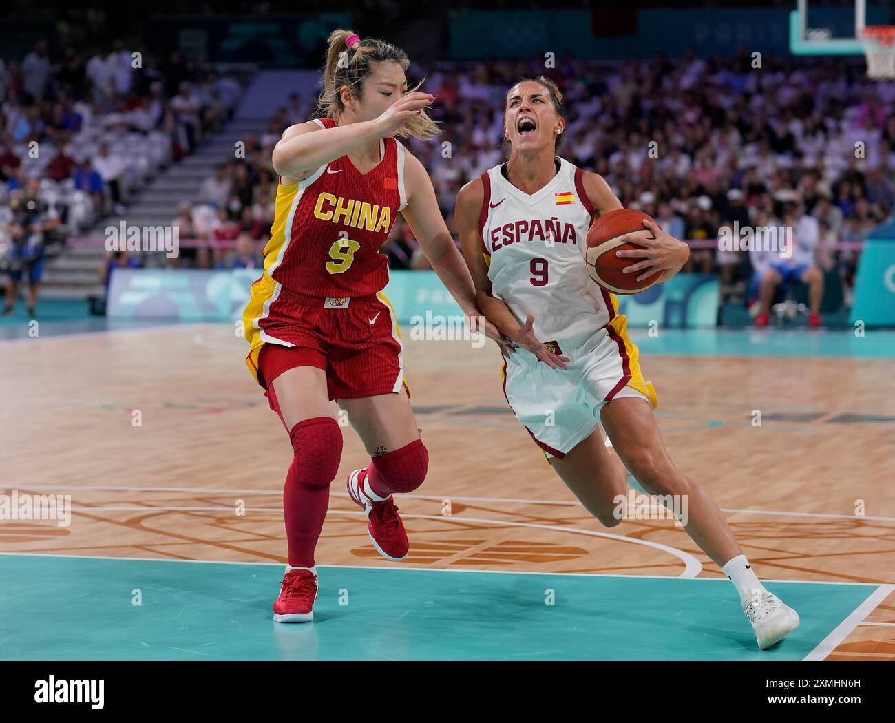 Paris, Frankreich. Juli 2024. Queralt Casas aus Spanien tritt am Sonntag, den 28. Juli 2024, gegen Meng Li aus der Volksrepublik China an, während ihrer Frauen-Basketball-Gruppe, Einem Spiel bei den Olympischen Sommerspielen in Paris, Frankreich. Foto: Paul Hanna/UPI Credit: UPI/Alamy Live News Stockfoto