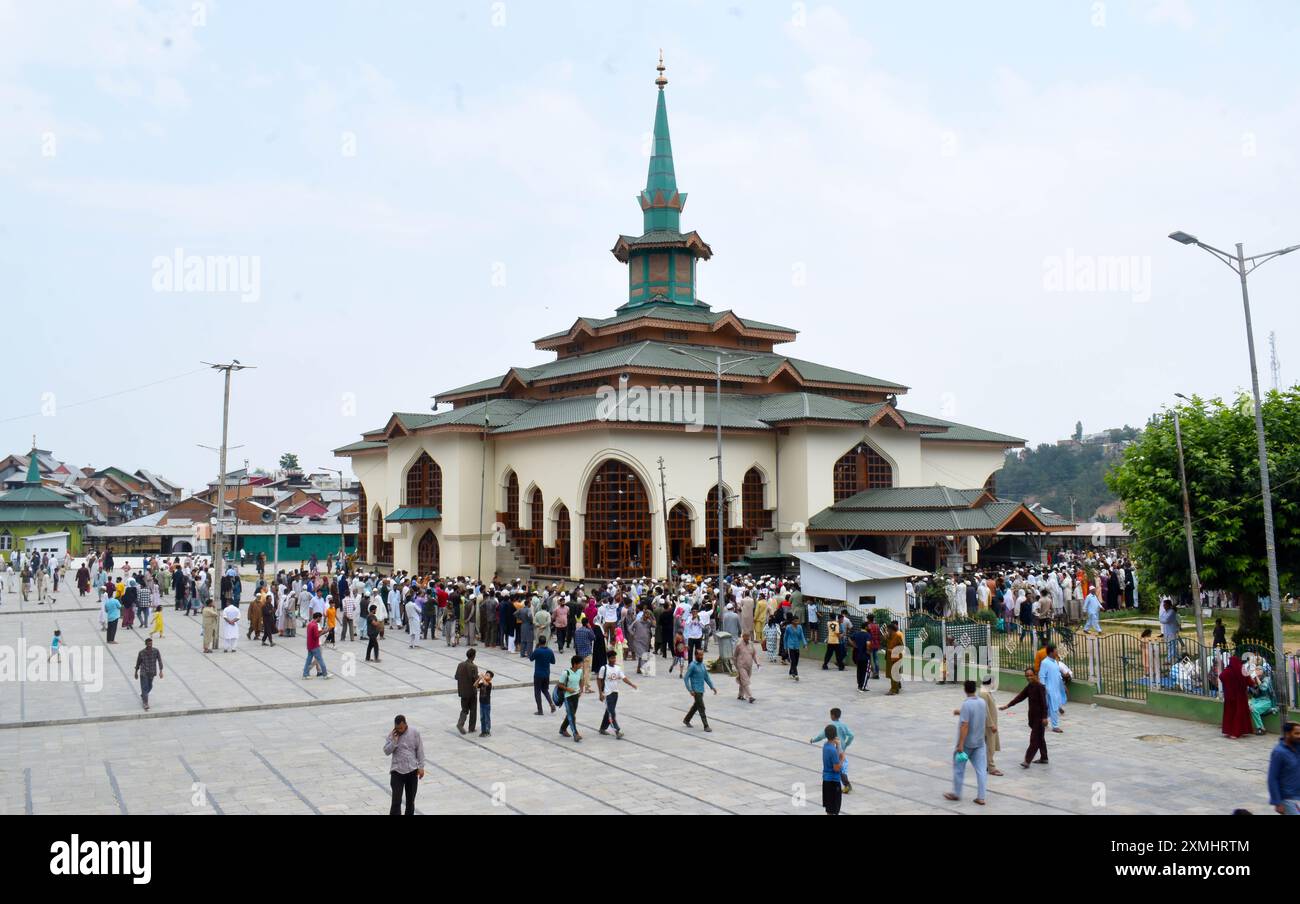 Srinagar, Kaschmir, Indien, am 28. Juli 2024: Hunderte von Personen nahmen an der kulturellen Veranstaltung Teil, die am Schrein Sheikh ul Alam in Charari Sharief stattfand. Wann immer Kaschmir eine Katastrophe erlebt, reisen Bands zum Chari Sharief Schrein, der 28 Kilometer von Srinagar entfernt liegt, wo Scheich Noor DIN's (R.. A) der Schrein befindet sich. Diese Bands machen die Reise zu Fuß, barfuß, spielen traditionelle Band Pather und beten für die von der Katastrophe Betroffenen, während sie gehen. Foto: Danish Showkat/SIPA USA. Stockfoto