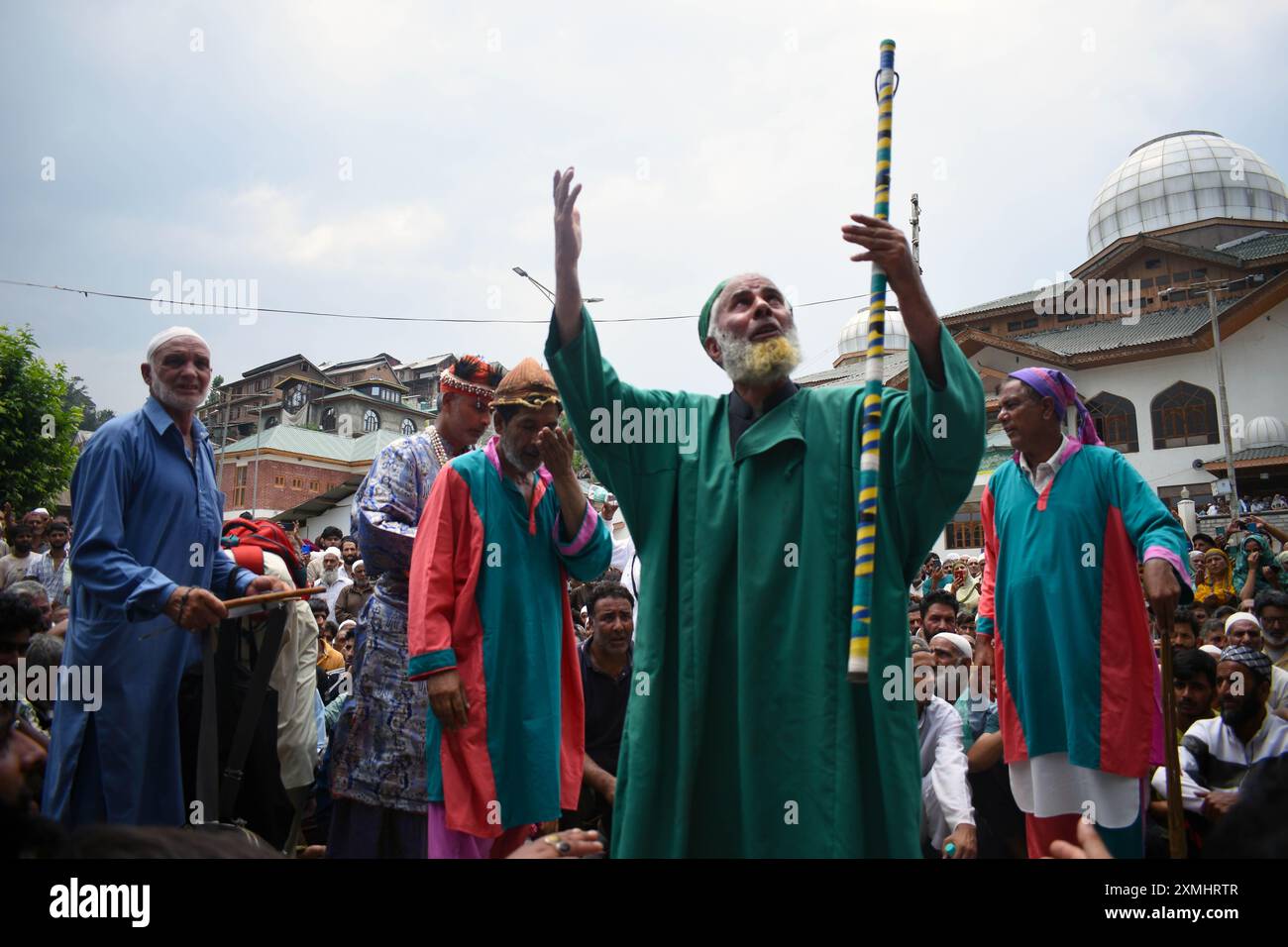Srinagar, Kaschmir, Indien, am 28. Juli 2024: Bands, die kulturelle Aktivitäten in bunten Gewändern durchführen, können in Sheikh-ul-Alams Räumlichkeiten in Charari Sharief gesehen werden. Wann immer Kaschmir eine Katastrophe erlebt, reisen Bands zum Chari Sharief Schrein, der 28 Kilometer von Srinagar entfernt liegt, wo Scheich Noor DIN's (R.. A) der Schrein befindet sich. Diese Bands machen die Reise zu Fuß, barfuß, spielen traditionelle Band Pather und beten für die von der Katastrophe Betroffenen, während sie gehen. Foto: Danish Showkat/SIPA USA. Stockfoto