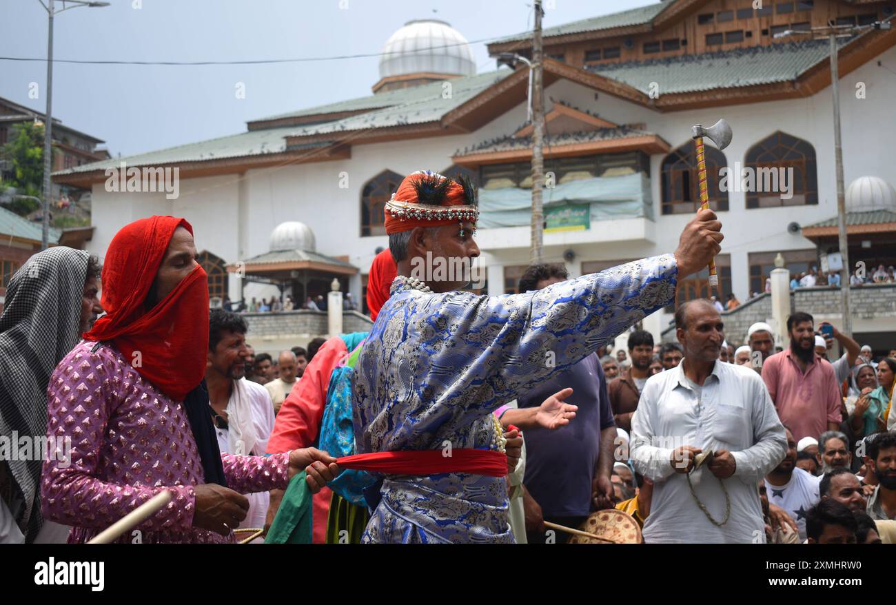 Srinagar, Kaschmir, Indien, am 28. Juli 2024: Bands, die in bunten Kleidern und Äxten gekleidet sind, können in Sheikh-ul-Alams Räumlichkeiten in Charari Sharief gesehen werden. Wann immer Kaschmir eine Katastrophe erlebt, reisen Bands zum Chari Sharief Schrein, der 28 Kilometer von Srinagar entfernt liegt, wo Scheich Noor DIN's (R.. A) der Schrein befindet sich. Diese Bands machen die Reise zu Fuß, barfuß, spielen traditionelle Band Pather und beten für die von der Katastrophe Betroffenen, während sie gehen. Foto: Danish Showkat/SIPA USA. Stockfoto