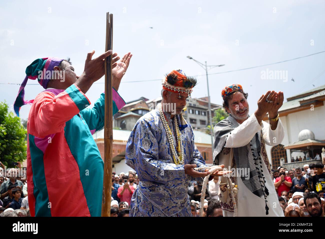 Srinagar, Kaschmir, Indien, am 28. Juli 2024: Bands, die kulturelle Aktivitäten in bunten Gewändern durchführen, können in Sheikh-ul-Alams Räumlichkeiten in Charari Sharief gesehen werden. Wann immer Kaschmir eine Katastrophe erlebt, reisen Bands zum Chari Sharief Schrein, der 28 Kilometer von Srinagar entfernt liegt, wo Scheich Noor DIN's (R.. A) der Schrein befindet sich. Diese Bands machen die Reise zu Fuß, barfuß, spielen traditionelle Band Pather und beten für die von der Katastrophe Betroffenen, während sie gehen. Foto: Danish Showkat/SIPA USA. Stockfoto