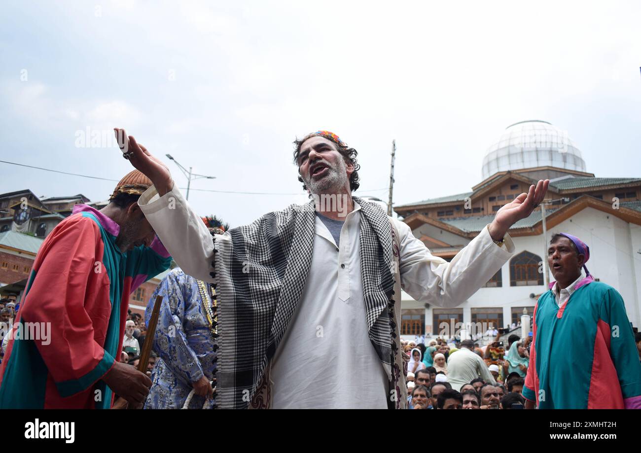 Srinagar, Kaschmir, Indien, am 28. Juli 2024: Bands, die kulturelle Aktivitäten in bunten Gewändern durchführen, können in Sheikh-ul-Alams Räumlichkeiten in Charari Sharief gesehen werden. Wann immer Kaschmir eine Katastrophe erlebt, reisen Bands zum Chari Sharief Schrein, der 28 Kilometer von Srinagar entfernt liegt, wo Scheich Noor DIN's (R.. A) der Schrein befindet sich. Diese Bands machen die Reise zu Fuß, barfuß, spielen traditionelle Band Pather und beten für die von der Katastrophe Betroffenen, während sie gehen. Foto: Danish Showkat/SIPA USA. Stockfoto