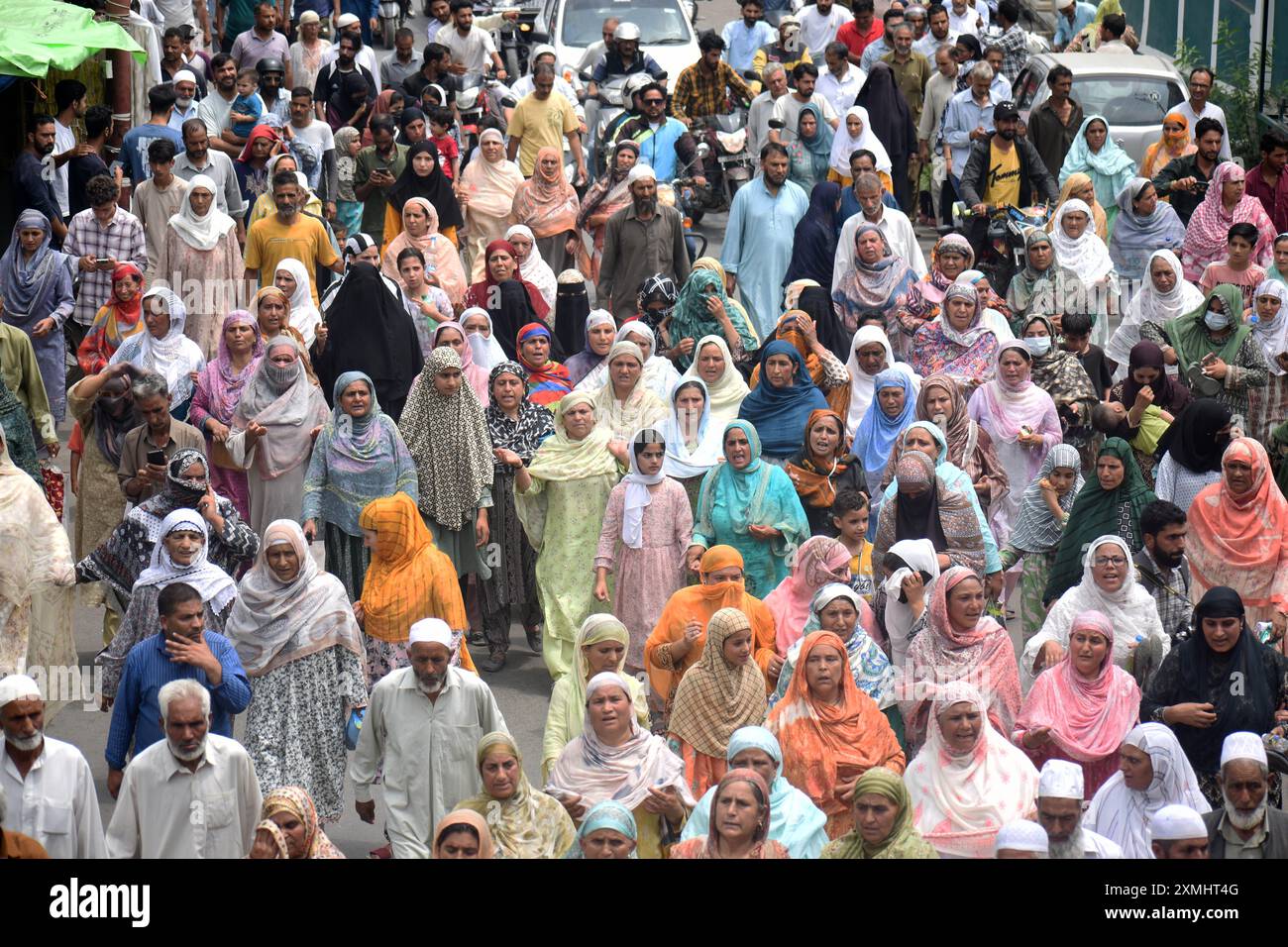 Srinagar, Kaschmir, Indien, am 28. Juli 2024: Eine Gruppe von Frauen, die barfuß laufen und Regen suchen, macht sich auf den Weg zum Scheich-ul-Alam-Schrein in Kaschmir. Sie beten um Vergebung. Wann immer Kaschmir eine Katastrophe erlebt, reisen Bands zum Chari Sharief Schrein, der 28 Kilometer von Srinagar entfernt liegt, wo Scheich Noor DIN's (R.. A) der Schrein befindet sich. Diese Bands machen die Reise zu Fuß, barfuß, spielen traditionelle Band Pather und beten für die von der Katastrophe Betroffenen, während sie gehen. Foto: Danish Showkat/SIPA USA. Stockfoto
