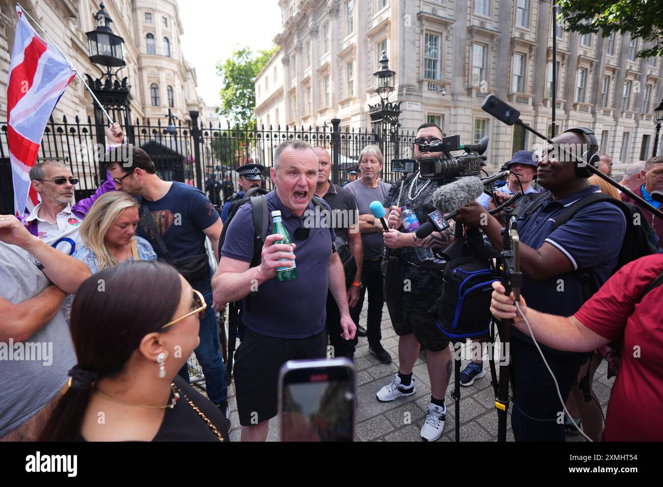 Demonstranten vor der Downing Street in London protestieren gegen die gemeldete Verhaftung von Tommy Robinson. Tommy Robinson wurde nach Anti-Terror-Gesetzen verhaftet, laut seinem verifizierten X-Konto. Seine Inhaftierung folgt einer Beschwerde über einen Film, der der Menge bei einem marsch im Zentrum Londons am Samstag gezeigt wurde, der von Herrn Robinson geführt wurde, dessen richtiger Name Stephen Yaxley Lennon ist. Bilddatum: Sonntag, 28. Juli 2024. Stockfoto