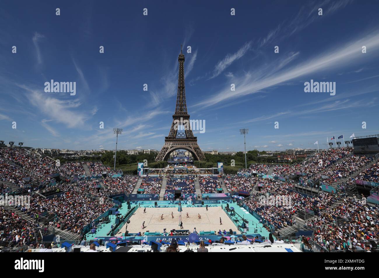 (240728) -- PARIS, 28. Juli 2024 (Xinhua) -- Zuschauer sehen das Beachvolleyballspiel der Frauen im Pool C zwischen Deutschland und Frankreich bei den Olympischen Spielen 2024 in Paris am 28. Juli 2024. (Xinhua/Yang Lei) Stockfoto