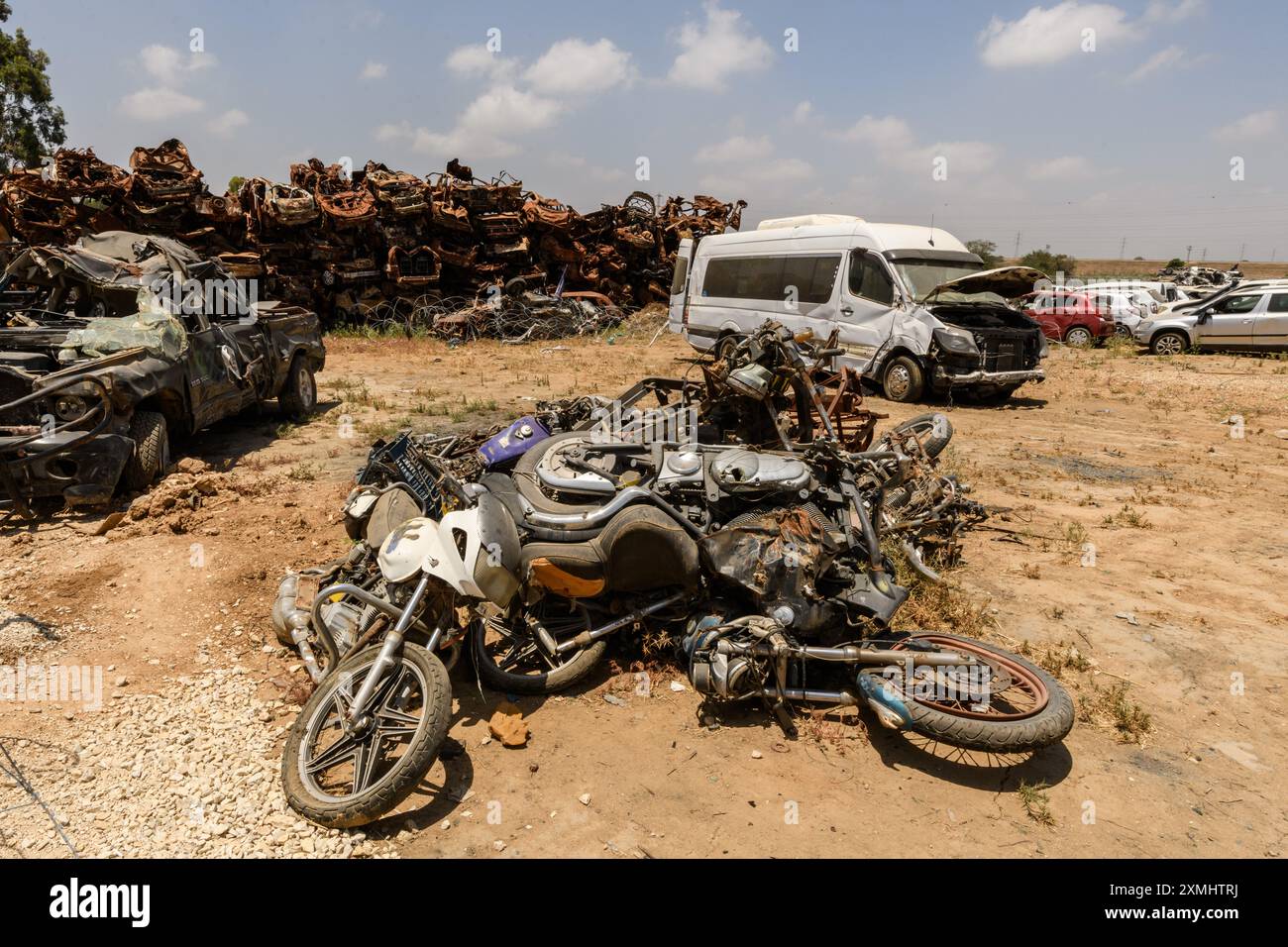 Verrostete Rahmen von Autos und Motorrädern auf dem Tekumah-Autofriedhof in Südisrael, wo die Behörden Hunderte zerstörter Ver sammelten und säuberten Stockfoto