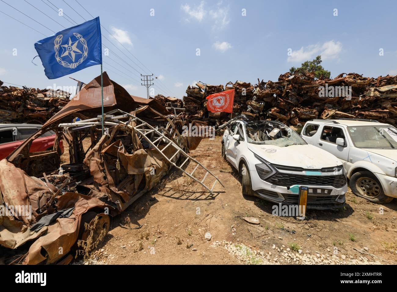 Tekumah-Autohof in Süd-Israel, wo die Behörden Hunderte zerstörter Fahrzeuge von Opfern und Tätern des Angriffs vom 7. Oktober 2023 sammelten. Stockfoto