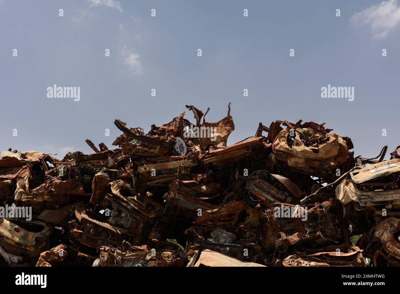 Auf dem Tekumah-Autofriedhof im Süden Israels, wo die Behörden Hunderte zerstörter Fahrzeuge sammelten und säuberten. Stockfoto