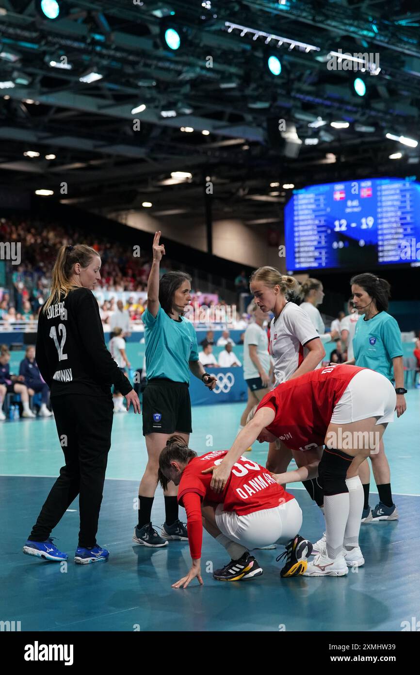Paris, Frankreich. Juli 2024. PARIS, FRANKREICH - 28. JULI: Stine Oftedal von Norwegen bekommt zwei Minuten während des Spiels Handball - Olympische Spiele Paris 2024 zwischen Dänemark und Norwegen in der South Paris Arena am 28. Juli 2024 in Paris, Frankreich. (Foto von Henk Seppen/Orange Pictures) Credit: Orange Pics BV/Alamy Live News Stockfoto