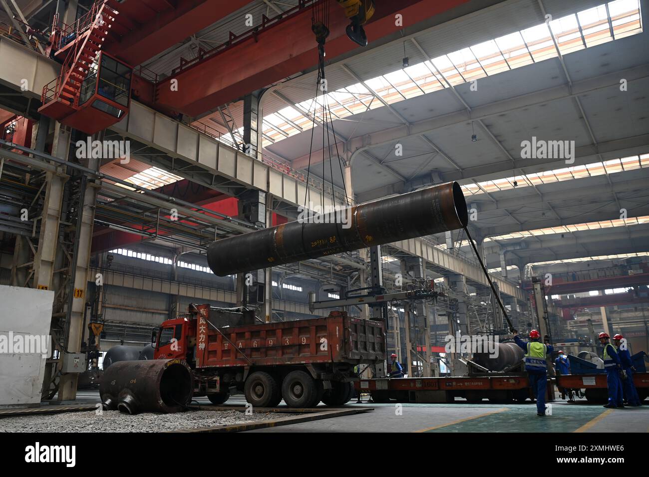 (240728) -- LANZHOU, 28. Juli 2024 (Xinhua) -- Arbeiter heben eine Ausrüstung in einer Werkstatt des LS Group High Tech Equipment Industrial Park in Lanzhou New Area in Lanzhou, nordwestchinesischer Provinz Gansu, 25. Juli 2024. In den letzten Jahren hat Lanzhou New Area 1.080 qualitativ hochwertige Industrieprojekte mit einer Gesamtinvestition von 528 Milliarden Yuan (rund 72,8 Milliarden US-Dollar) eingeführt, und die jährlich steigende Wertschöpfung der Industrie hat sich bei über 50 Prozent gehalten. Von 2011 bis 2023 stieg das regionale BIP von Lanzhou New Area von weniger als 500 Millionen Yuan (etwa 69 Millionen US-Dollar) Stockfoto