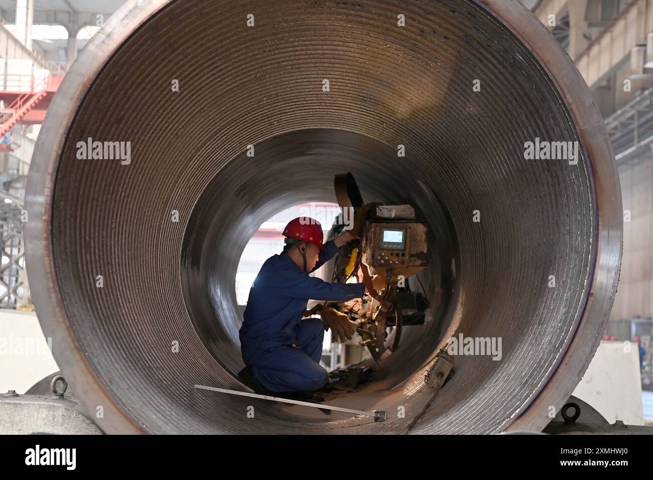 (240728) -- LANZHOU, 28. Juli 2024 (Xinhua) -- Ein Arbeiter schweißt in einer Werkstatt des LS Group High Tech Equipment Industrial Park in Lanzhou New Area in Lanzhou, nordwestchinesischer Provinz Gansu, 25. Juli 2024. In den letzten Jahren hat Lanzhou New Area 1.080 qualitativ hochwertige Industrieprojekte mit einer Gesamtinvestition von 528 Milliarden Yuan (rund 72,8 Milliarden US-Dollar) eingeführt, und die jährlich steigende Wertschöpfung der Industrie hat sich bei über 50 Prozent gehalten. Von 2011 bis 2023 stieg das regionale BIP von Lanzhou New Area von weniger als 500 Millionen Yuan (etwa 69 Millionen US-Dollar) auf 37 Stockfoto