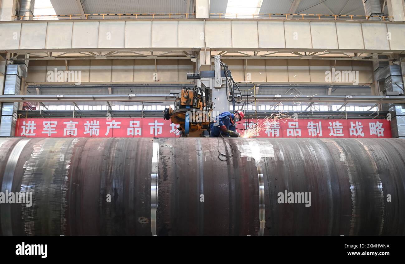 (240728) -- LANZHOU, 28. Juli 2024 (Xinhua) -- Ein Arbeiter schweißt in einer Werkstatt des LS Group High Tech Equipment Industrial Park in Lanzhou New Area in Lanzhou, nordwestchinesischer Provinz Gansu, 25. Juli 2024. In den letzten Jahren hat Lanzhou New Area 1.080 qualitativ hochwertige Industrieprojekte mit einer Gesamtinvestition von 528 Milliarden Yuan (rund 72,8 Milliarden US-Dollar) eingeführt, und die jährlich steigende Wertschöpfung der Industrie hat sich bei über 50 Prozent gehalten. Von 2011 bis 2023 stieg das regionale BIP von Lanzhou New Area von weniger als 500 Millionen Yuan (etwa 69 Millionen US-Dollar) auf 37 Stockfoto