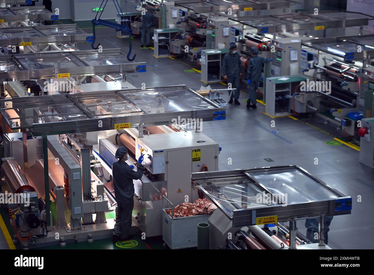 (240728) -- LANZHOU, 28. Juli 2024 (Xinhua) -- Arbeiter arbeiten an einer Produktionslinie für Kupferfolien in Lanzhou New Area in Lanzhou, nordwestchinesischer Provinz Gansu, 25. Juli 2024. In den letzten Jahren hat Lanzhou New Area 1.080 qualitativ hochwertige Industrieprojekte mit einer Gesamtinvestition von 528 Milliarden Yuan (rund 72,8 Milliarden US-Dollar) eingeführt, und die jährlich steigende Wertschöpfung der Industrie hat sich bei über 50 Prozent gehalten. Von 2011 bis 2023 stieg das regionale BIP von Lanzhou New Area von weniger als 500 Millionen Yuan (etwa 69 Millionen US-Dollar) auf 37,5 Milliarden Yuan (etwa 5,2 Rechnungen) Stockfoto