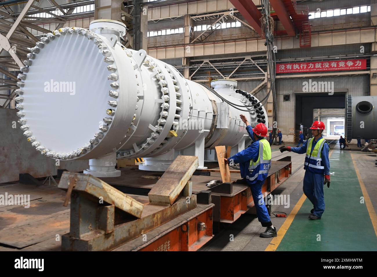 (240728) -- LANZHOU, 28. Juli 2024 (Xinhua) -- Arbeiter heben eine Ausrüstung in einer Werkstatt des LS Group High Tech Equipment Industrial Park in Lanzhou New Area in Lanzhou, nordwestchinesischer Provinz Gansu, 25. Juli 2024. In den letzten Jahren hat Lanzhou New Area 1.080 qualitativ hochwertige Industrieprojekte mit einer Gesamtinvestition von 528 Milliarden Yuan (rund 72,8 Milliarden US-Dollar) eingeführt, und die jährlich steigende Wertschöpfung der Industrie hat sich bei über 50 Prozent gehalten. Von 2011 bis 2023 stieg das regionale BIP von Lanzhou New Area von weniger als 500 Millionen Yuan (etwa 69 Millionen US-Dollar) Stockfoto