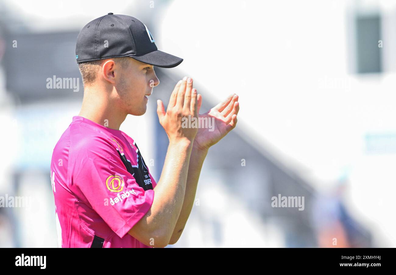 Hove UK 28. Juli 2024 - Archie Lenham von Sussex Sharks während des Metro Bank One Day Cup Cricket Matches zwischen Sussex Sharks und Warwickshire auf dem 1. Central County Ground in Hove: Credit Simon Dack /TPI/ Alamy Live News Stockfoto