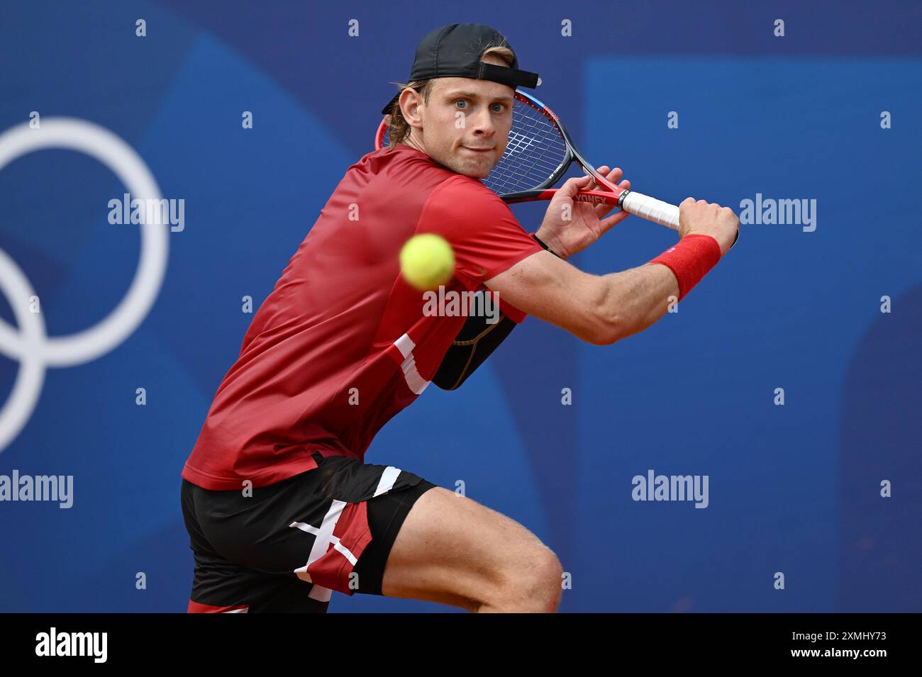 Paris, Fra. Juli 2024. Zizou Bergs aus Belgien kehrt den Ball gegen Stefanos Tsitsipas aus Griechenland zurück, während der Olympischen Sommerspiele 2024 in Paris, Frankreich, am 28. Juli 2024. (Foto: Anthony Behar/SIPA USA) Credit: SIPA USA/Alamy Live News Stockfoto