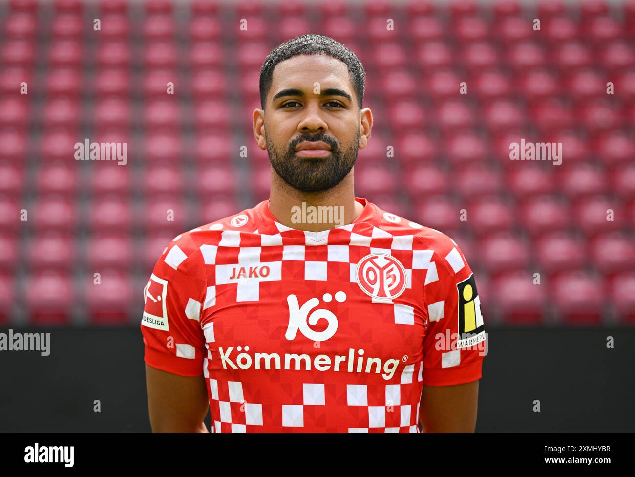 Mainz, Deutschland. Juli 2024. Fußball: Bundesliga, Saison 2024/25, Fotosession 1. FSV Mainz 05 in der Mewa Arena: Phillipp Mwene. Hinweis: Arne Dedert/dpa – WICHTIGER HINWEIS: gemäß den Vorschriften der DFL Deutscher Fußball-Liga und des DFB Deutscher Fußball-Bundes ist es verboten, im Stadion und/oder des Spiels aufgenommene Fotografien in Form von sequenziellen Bildern und/oder videoähnlichen Fotoserien zu verwenden oder zu nutzen./dpa/Alamy Live News Stockfoto