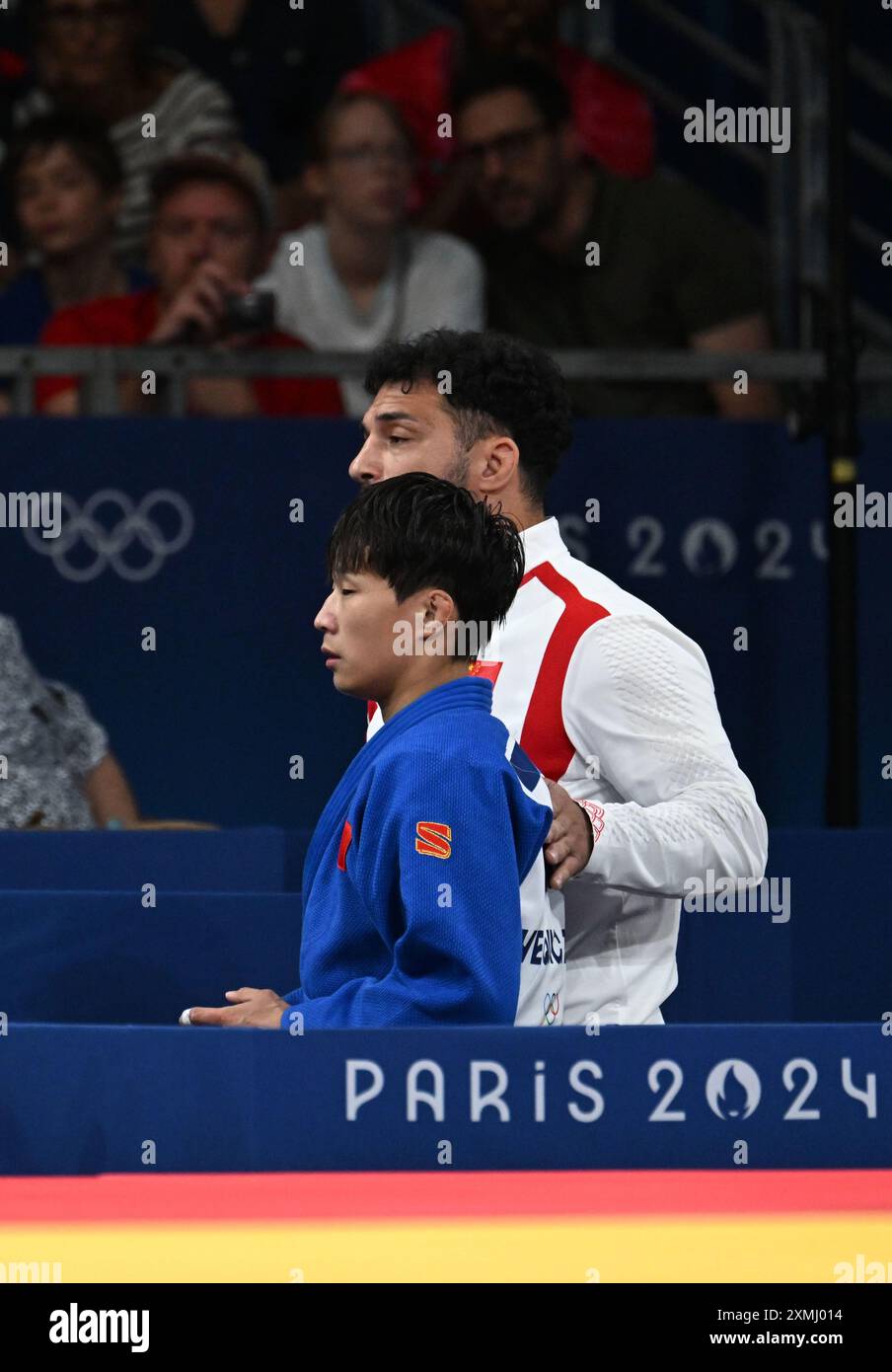 (240728) -- PARIS, 28. Juli 2024 (Xinhua) -- Zhu Yeqing (Front) von China reagiert auf die 52kg-Eliminationsrunde der Judo-Frauen 32 bei den Olympischen Spielen 2024 in Paris, Frankreich, am 28. Juli 2024. (Xinhua/Li An) Stockfoto