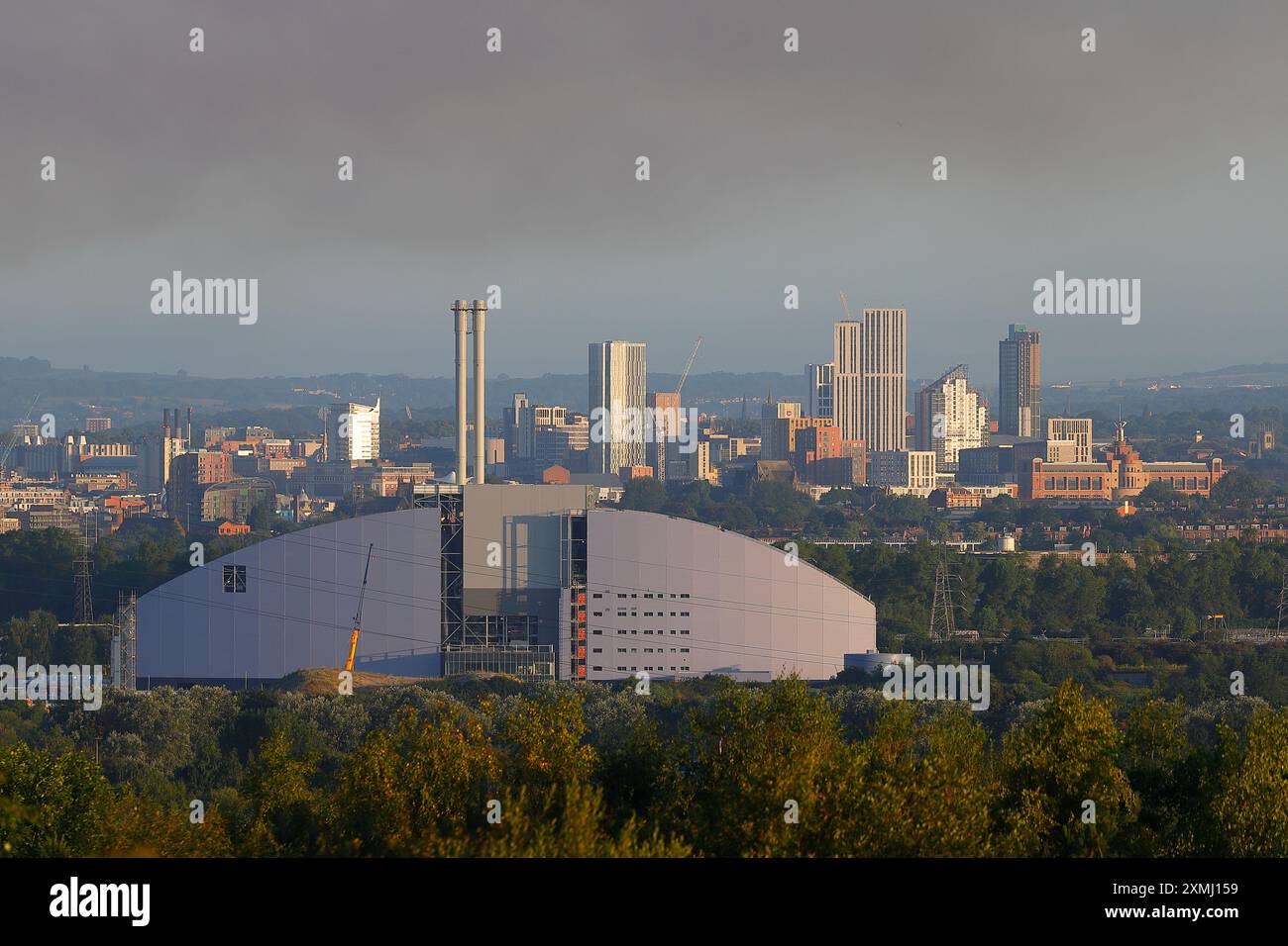 Die neue Anlage „Energy from Waste Facility“ in Skelton Grange in Leeds, West Yorkshire, UK, wird im Bau sein. Das Stadtzentrum von Leeds ist in der Ferne zu sehen Stockfoto