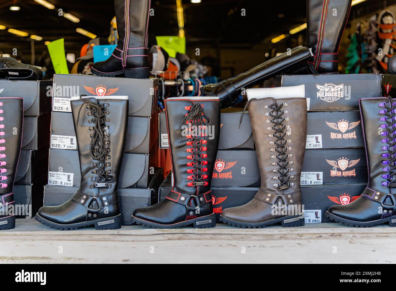 Sturgis, SD, USA-8. Juni 2024: Hauptstraße in der Stadt, wo die jährliche Motorradrallye stattfindet. Stockfoto