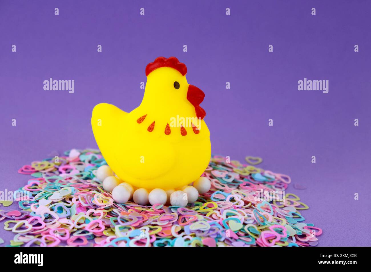 Hühner beschützt liebevoll ihre Eier Stockfoto