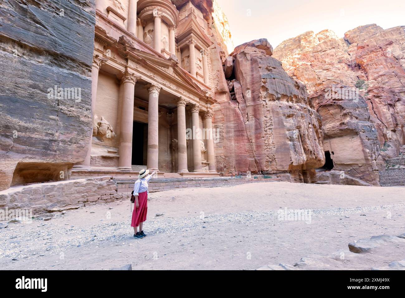 Reisende ohne Menschen in der antiken Stadt Petra, die sich die Schatzkammer oder Al-khazneh anschaut, berühmte Reise Stockfoto