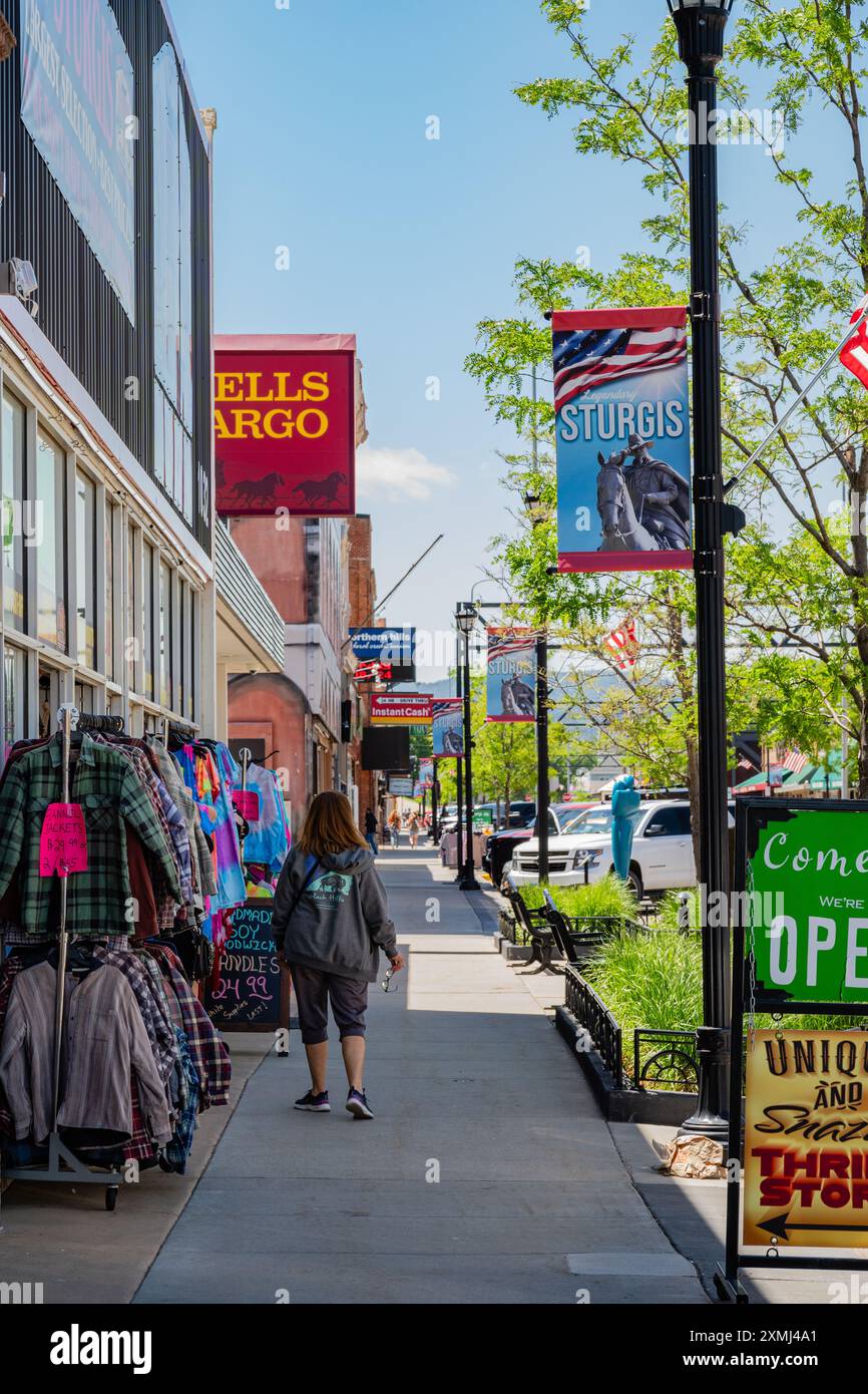 Sturgis, SD, USA-8. Juni 2024: Hauptstraße in der Stadt, wo die jährliche Motorradrallye stattfindet. Stockfoto