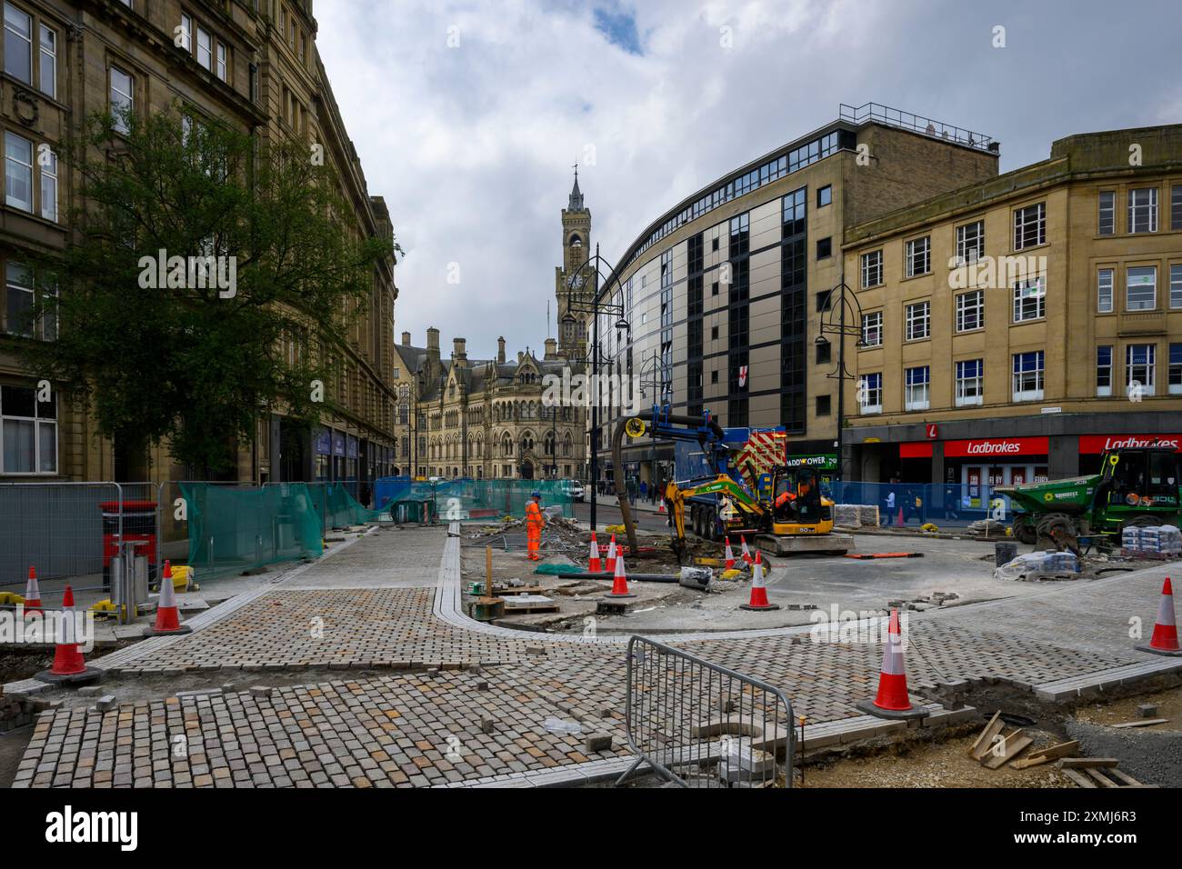 Verbesserungen beim Walking Cycling zur Schaffung einer Fußgängerzone (Männer arbeiten, Baustellen, Fahrbahn gesperrt) – Umwandlung in Bradford, West Yorkshire England Großbritannien. Stockfoto