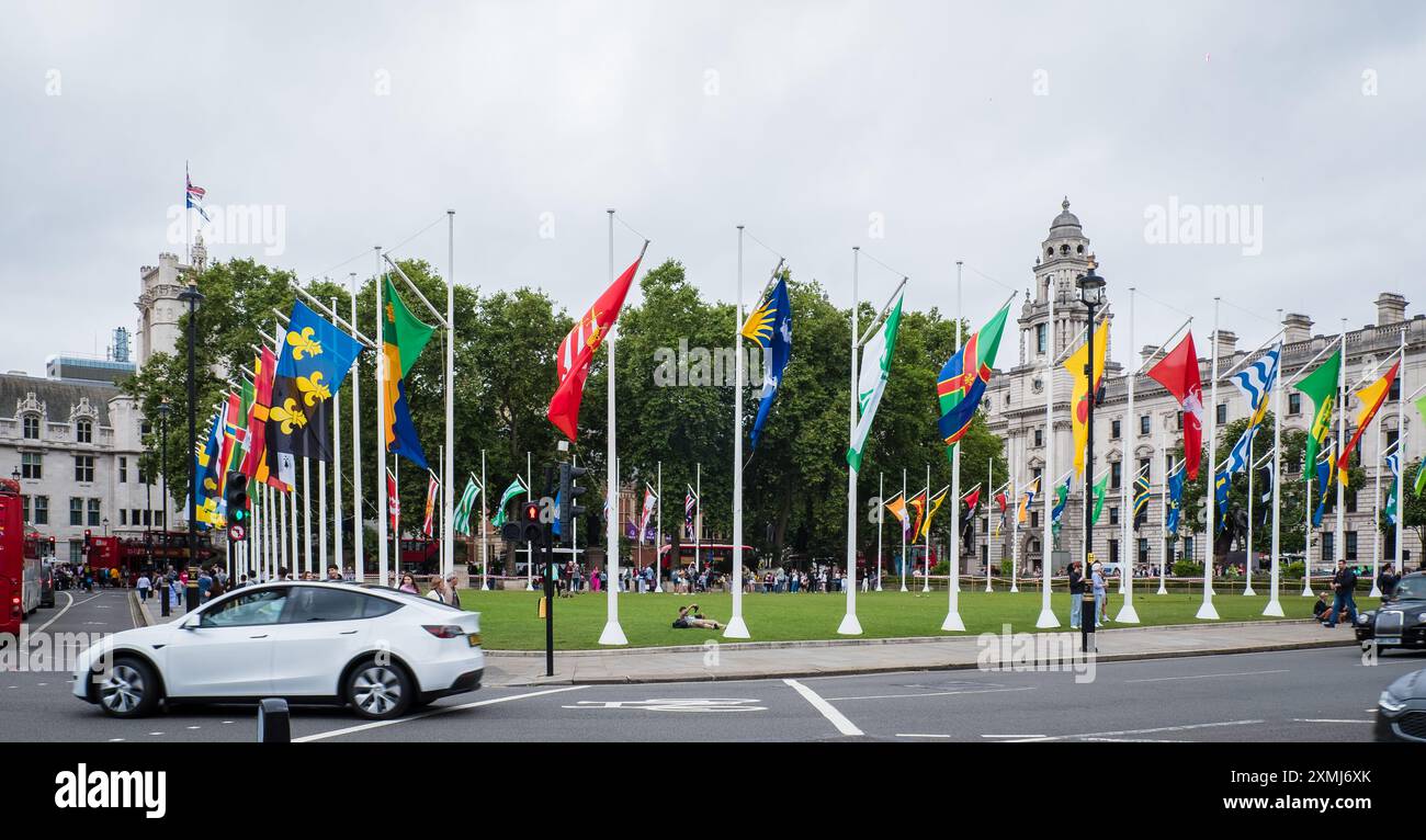 London, Großbritannien - 25. Juli 2014: Flaggen von 52 historischen Grafschaften von England, Schottland und Wales um den Parliament Square Garden. Stockfoto