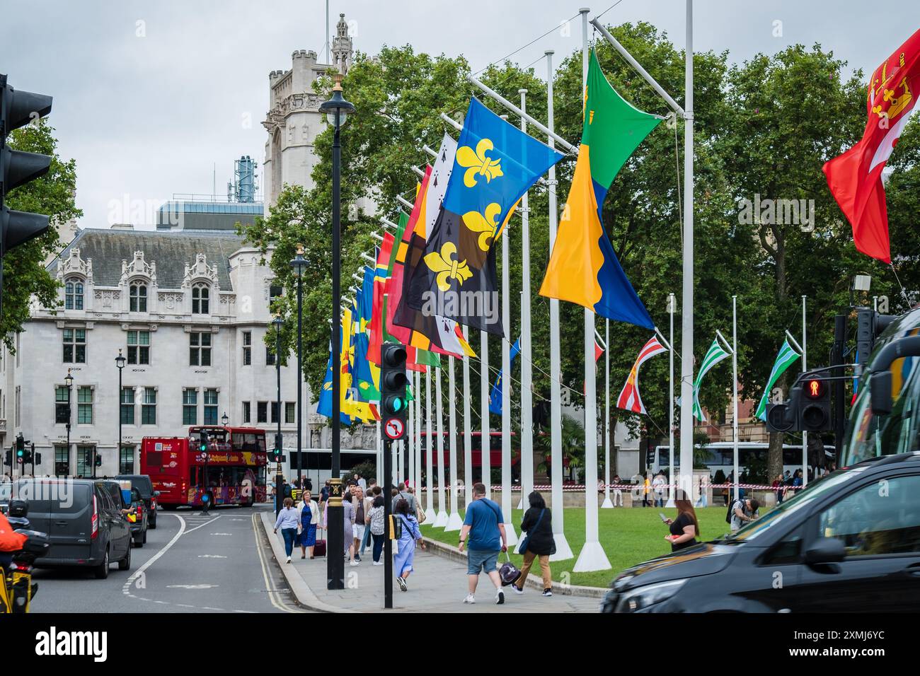 London, Großbritannien - 25. Juli 2014: Flaggen von 52 historischen Grafschaften von England, Schottland und Wales um den Parliament Square Garden. Stockfoto