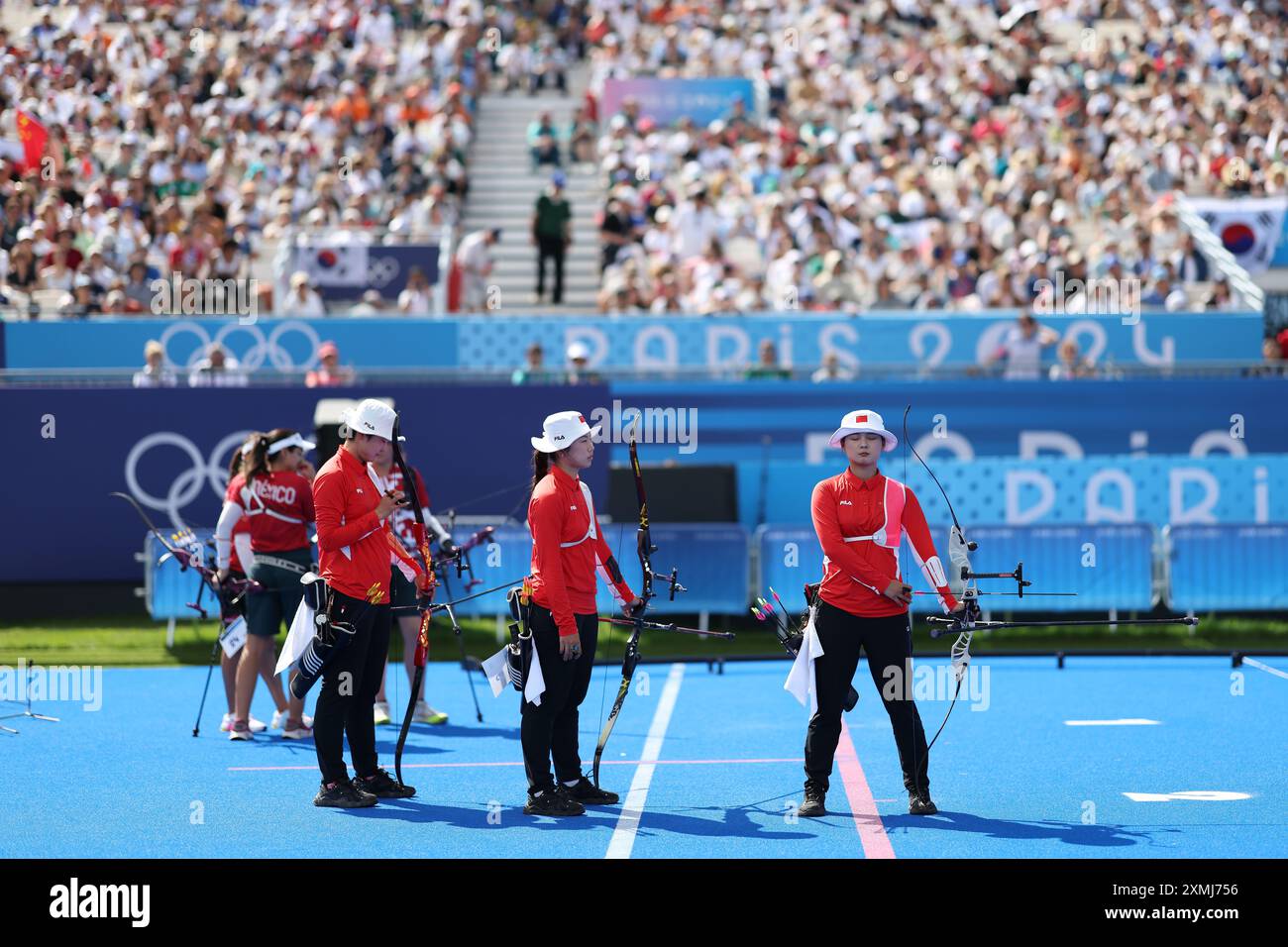 Paris, Frankreich. Juli 2024. Ein Qixuan, Yang Xiaolei und Li Jiaman (L bis R) aus China treten am 28. Juli 2024 im Halbfinale des Frauenteams Bogenschießen bei den Olympischen Spielen 2024 in Paris an. Quelle: Li Ming/Xinhua/Alamy Live News Stockfoto