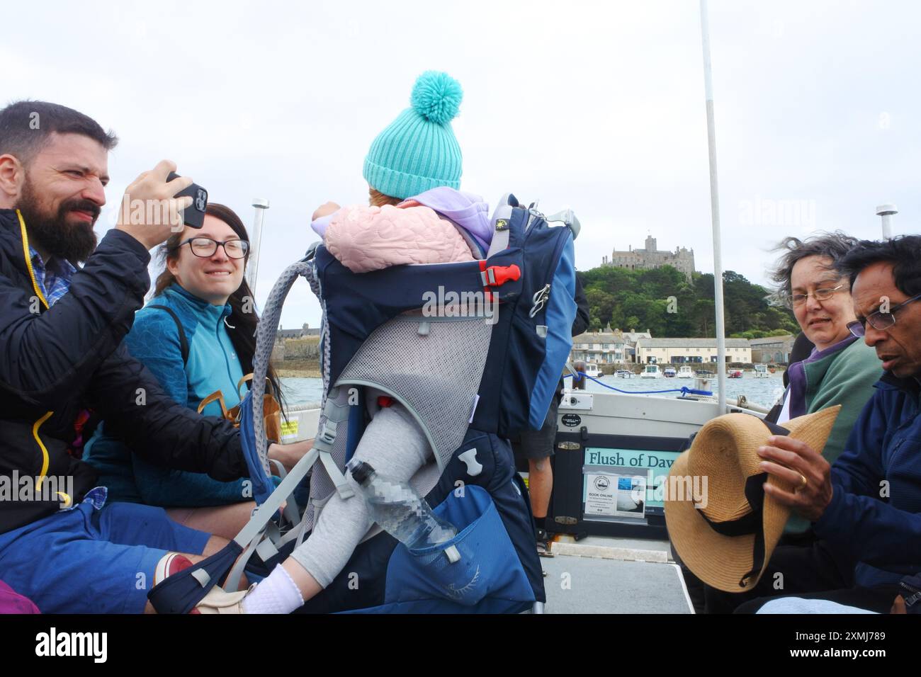 Urlauber auf der Fähre nach St. Michaels Mount, Cornwall, Großbritannien - John Gollop Stockfoto