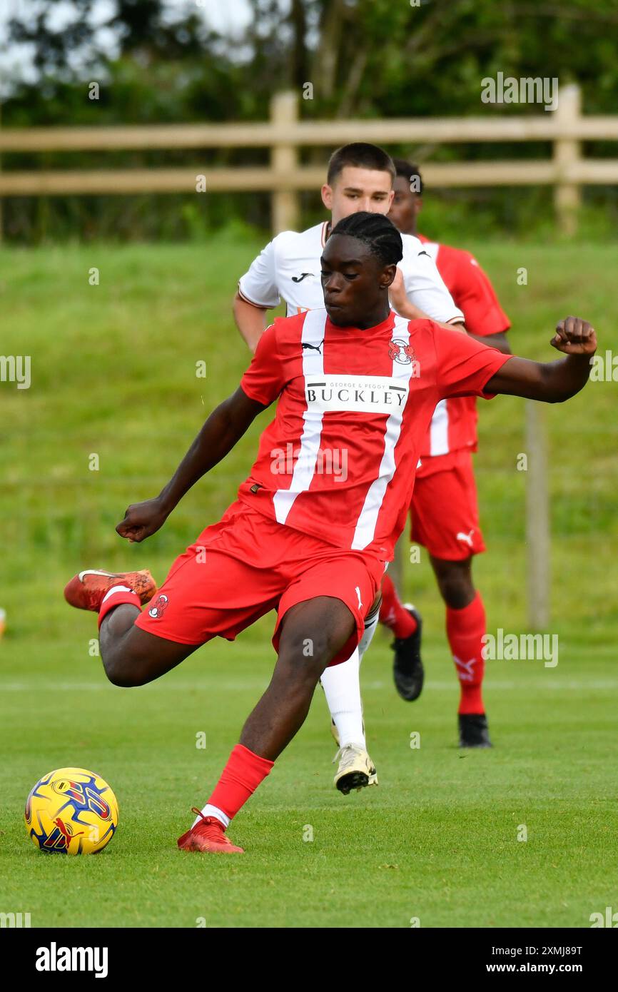 Swansea, Wales. 27. Juli 2024. Devine Samuel von Leyton Orient war am 27. Juli 2024 beim U18-Freundschaftsspiel zwischen Swansea City und Leyton Orient auf dem Fairwood Training Ground in Swansea, Wales, Großbritannien. Quelle: Duncan Thomas/Majestic Media/Alamy Live News. Stockfoto