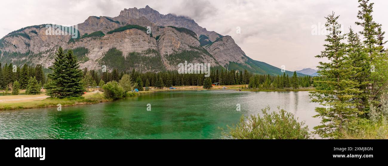 Atemberaubende Ausblicke über Banff von den Kaskadenteichen in den Kanadischen Rockies im Sommer mit hellgrünem, türkisfarbenem See in der Wildnis. Stockfoto
