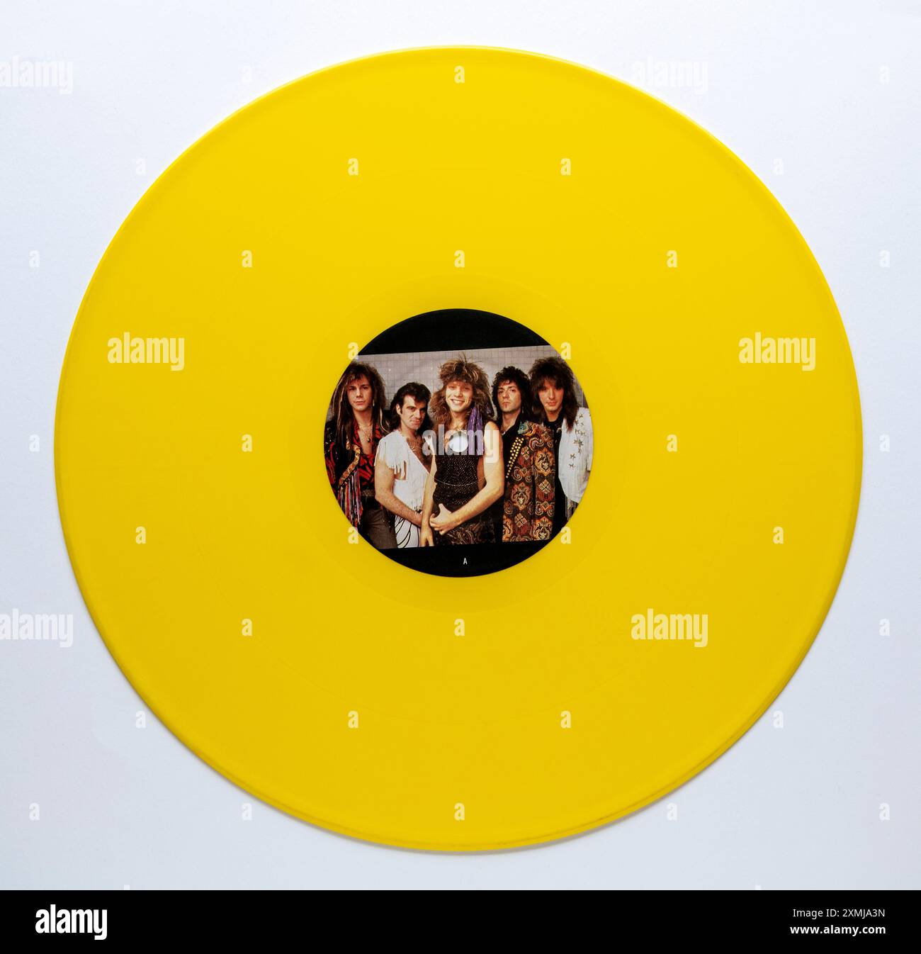 Gelbes Vinyl in limitierter Auflage der 12-Zoll-Single-Version von Never Say Goodbye von Bon Jovi, die 1987 veröffentlicht wurde Stockfoto