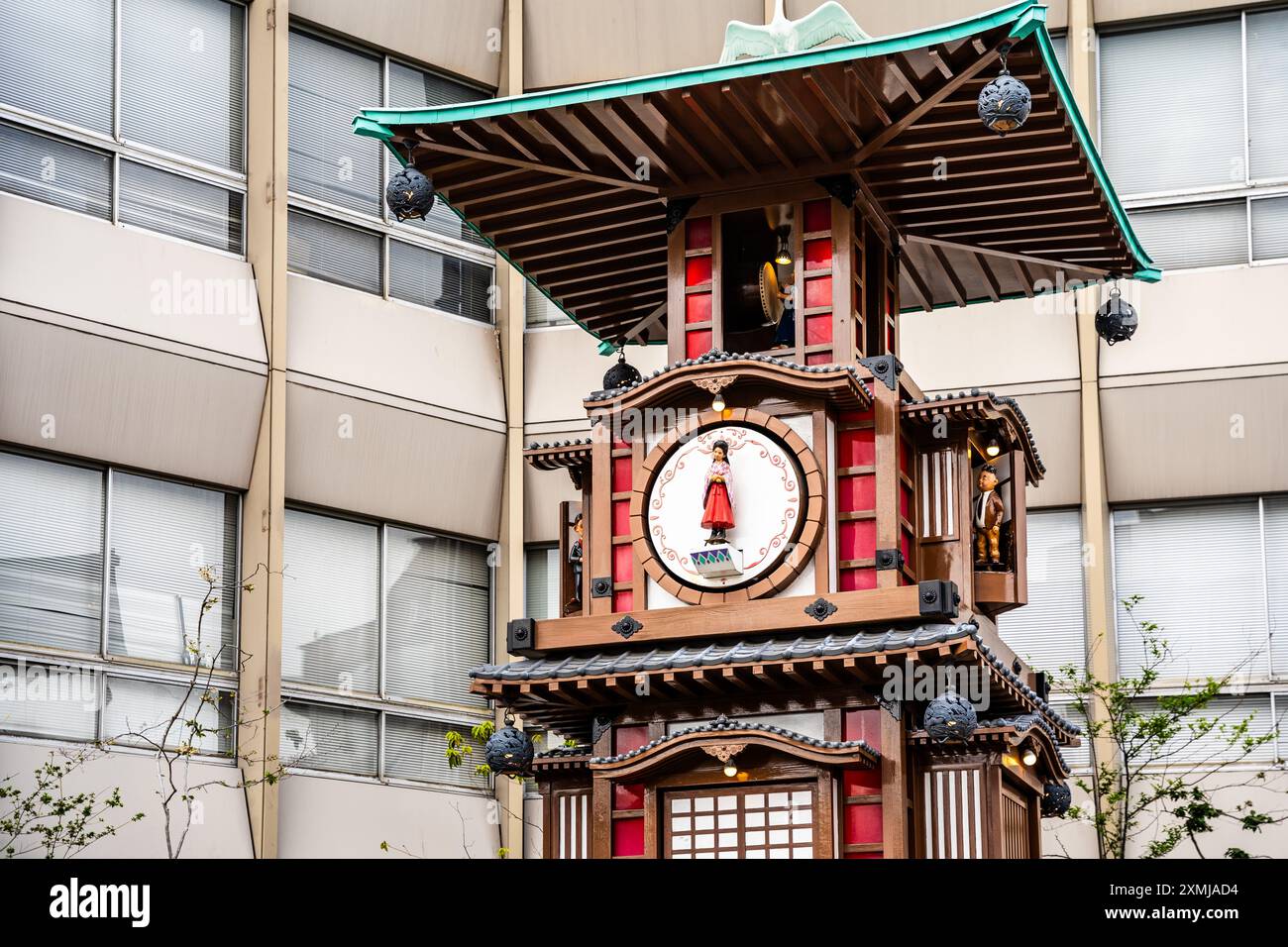 Der Uhrenturm namens „Bocchan Karakuri Uhr“ mit Charakteren aus dem Roman „Bocchan“ von Natsume Soseki, Matsuyama Stadt, Shikoku Region, Japan Stockfoto