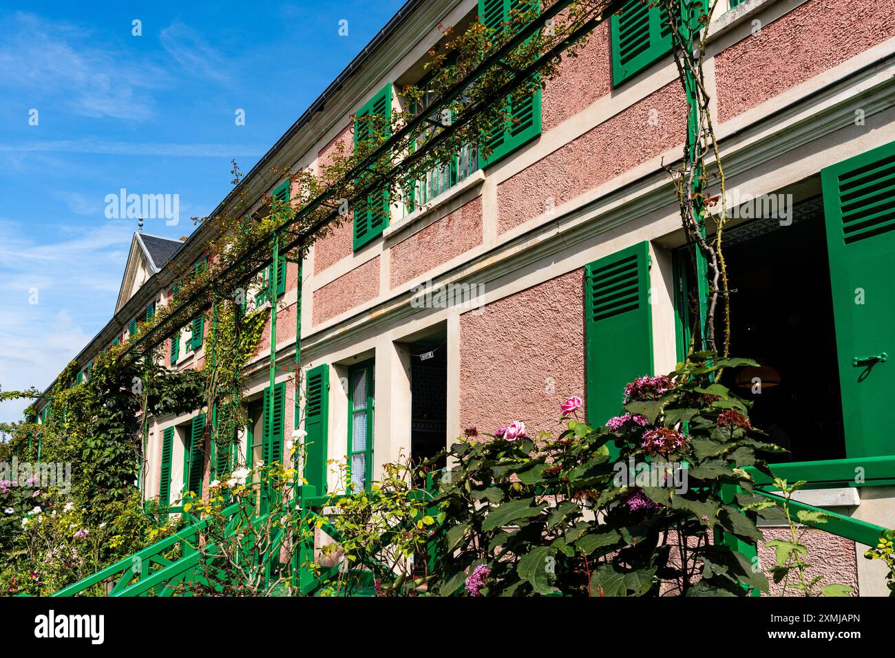 Blick auf den farbenfrohen Garten im Haus und Atelier des französischen impressionistischen Malers Claude Monet in Giverny, Normandie, Frankreich. Stockfoto