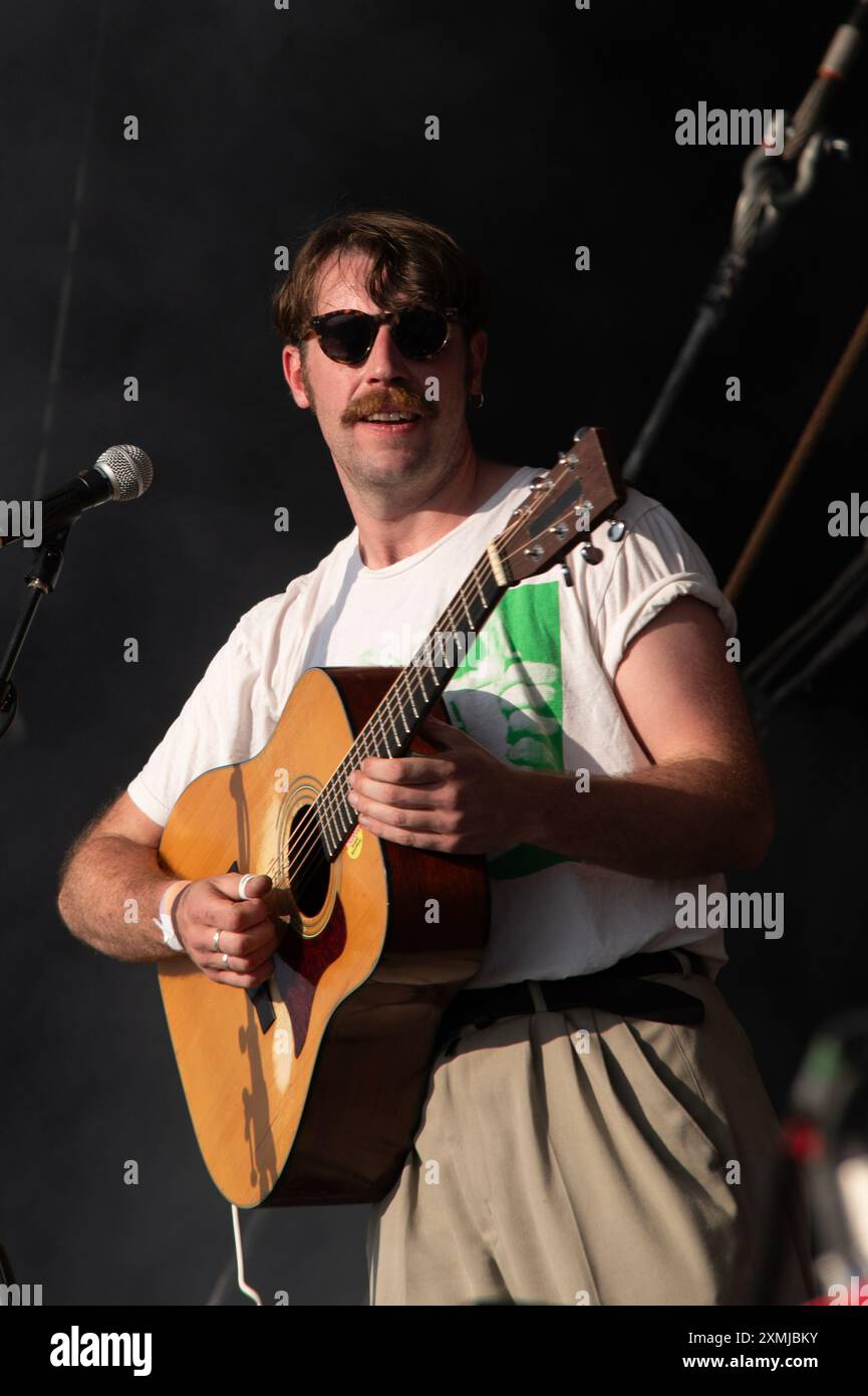 Brighton, Sussex, Vereinigtes Königreich. Juli 2024. Die Mary Wallopers spielen ein irriverses Spiel beim On the Beach Festival. Cristina Massei/Alamy Live News Stockfoto